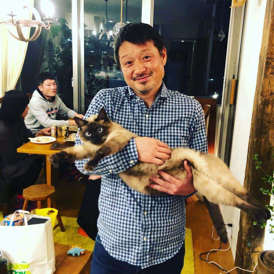 青木さやかさんのインスタグラム写真 - (青木さやかInstagram)「転球さんがうちのシティを抱っこしてくれた記念日 #福田転球 さま #シティ」1月12日 20時49分 - sayaka___aoki