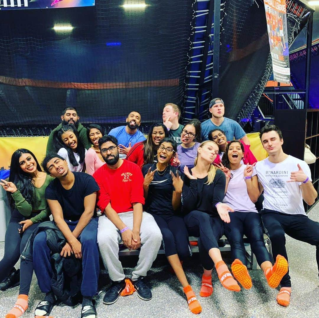 ナタリヤ・ポポワのインスタグラム：「Happy Birthday Arthy! 🥳✨🤸‍♀️🤾‍♂️ Forever stay a kid at heart! #weloveyou #foreveryoung #skyzone #flying」