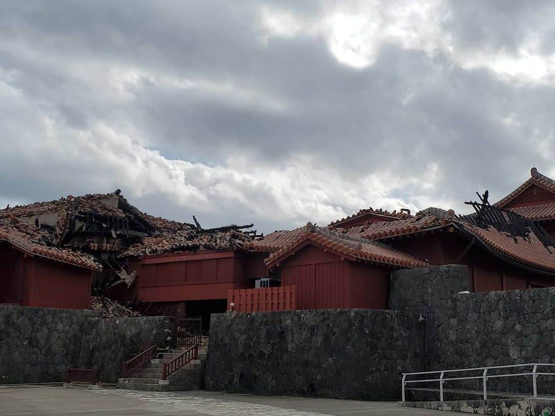 上原彩子さんのインスタグラム写真 - (上原彩子Instagram)「皆さまへお願い 昨年１０月３１日は、沖縄県民にとって悲しく、現実を受け入れることが難しい出来事が起こりました。首里城火災でした。 今回、沖縄出身の女子プロゴルファーを中心に何か首里城再建の為にと考えた事は、 沖縄出身のプロで首里城再建応援チャリティ活動を行う事です。 プロ自身が事務局を立ち上げ、ジュニアの時にお世話になった南山カントリークラブ様やそれぞれのプロのスポンサー様にもご協力をお願いし、チャリティゴルフコンペを行う流れとなりました。 沖縄出身のプロ数名が参加し、また参加できないプロからも商品などの提供をしていただき、チャリティゴルフコンペを実施します。 こちらのイベントにご協力、ご賛同していただける皆さまは是非、首里城再建応援チャリティゴルフコンペのご応募宜しくお願いいたします。 ＜参加予定選手＞　※50音順 ●新垣 比菜(ｱﾗｶｷ ﾋﾅ) ●上原 彩子(ｳｴﾊﾗ ｱﾔｺ) ●上原美希(ｳｴﾊﾗ ﾐｷ) ●大城 さつき(ｵｵｼﾛ ｻﾂｷ) ●大城 美南海(ｵｵｼﾛ ﾐﾅﾐ) ●川満 陽香理(ｶﾜﾐﾂ ﾋｶﾘ) ●比嘉 真美子(ﾋｶﾞ ﾏﾐｺ) ●宮里 美香(ﾐﾔｻﾞﾄ ﾐｶ) ●諸見里 しのぶ(ﾓﾛﾐｻﾞﾄ ｼﾉﾌﾞ) ●山口春歌(ﾔﾏｸﾞﾁ ﾊﾙｶ) ●山里 愛(ﾔﾏｻﾞﾄ ｱｲ) ●山城奈々(ﾔﾏｼﾛ ﾅﾅ) ●与那覇 未来(ﾖﾅﾊ ﾐｷ) ※2020年1月11現在 | 参加選手は変更になる可能性があります。予めご了承ください。  詳しくは私のオフィシャルサイトでご確認、ご応募よろしくお願いします🤲  #首里城 #沖縄　@naha_city  #那覇 #那覇観光大使 #チャリティコンペ #首里城再建 #沖縄女子プロゴルファー #イベント」1月12日 15時30分 - ayako_uehara.golf