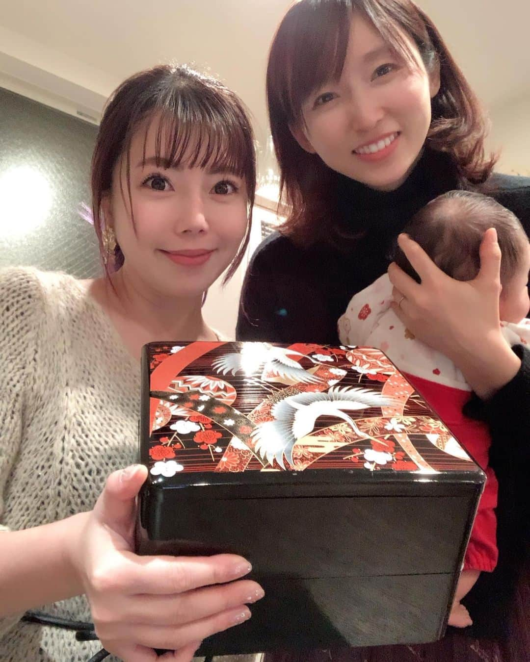 住谷杏奈さんのインスタグラム写真 - (住谷杏奈Instagram)「･ 2019年⇒2020年のカウントダウンは 吉木りさちゃん邸で過ごさせてもらいました☺️ ･ ご夫婦で美味しいお料理をたくさん準備してくれ、 子ども達含め凄く楽しませてもらいました🥰 ･ りさちゃんの家の柱に うちの子ども達の成長記録が記されているの笑 いつもお邪魔するとぴんっとまっすぐ立って 身長をはかるの。 人の家の子どもの記録をつけてくれるなんて なんと愛のあるご夫婦☺️☺️ ･ ･ りさちゃんbabyちゃんも初めて抱っこさせてもらって ホントに可愛かったぁ👶 ･ まだりさちゃんが結婚する前の今くらいの季節に フジテレビの韓国ロケで出会い、 それから仲良くさせてもらっていて、 それもつい最近のように感じているけど、 それから旦那さんができ、 こんな可愛い赤ちゃんも生まれて 家族が増えていってと思うと凄く感慨深いな☺️ ･ 誰にも変わらず優しくしてくれるりさちゃんは ほんと仏のような人です🥰 ･ ･ @risayoshiki0727」1月12日 15時36分 - annasumitani