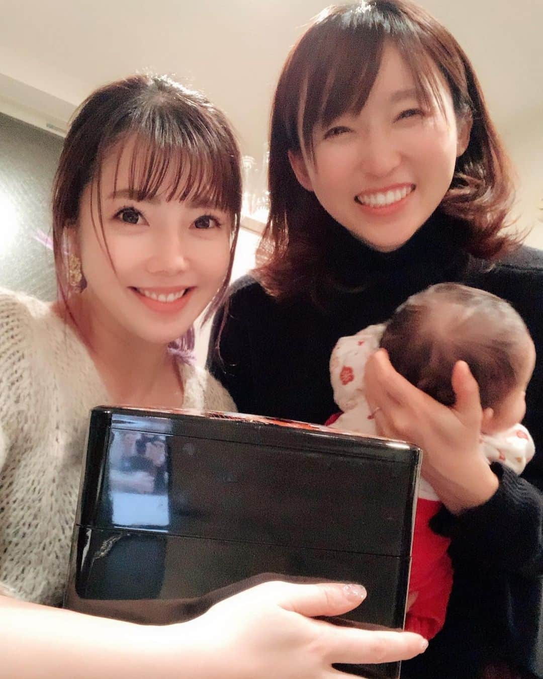 住谷杏奈さんのインスタグラム写真 - (住谷杏奈Instagram)「･ 2019年⇒2020年のカウントダウンは 吉木りさちゃん邸で過ごさせてもらいました☺️ ･ ご夫婦で美味しいお料理をたくさん準備してくれ、 子ども達含め凄く楽しませてもらいました🥰 ･ りさちゃんの家の柱に うちの子ども達の成長記録が記されているの笑 いつもお邪魔するとぴんっとまっすぐ立って 身長をはかるの。 人の家の子どもの記録をつけてくれるなんて なんと愛のあるご夫婦☺️☺️ ･ ･ りさちゃんbabyちゃんも初めて抱っこさせてもらって ホントに可愛かったぁ👶 ･ まだりさちゃんが結婚する前の今くらいの季節に フジテレビの韓国ロケで出会い、 それから仲良くさせてもらっていて、 それもつい最近のように感じているけど、 それから旦那さんができ、 こんな可愛い赤ちゃんも生まれて 家族が増えていってと思うと凄く感慨深いな☺️ ･ 誰にも変わらず優しくしてくれるりさちゃんは ほんと仏のような人です🥰 ･ ･ @risayoshiki0727」1月12日 15時36分 - annasumitani