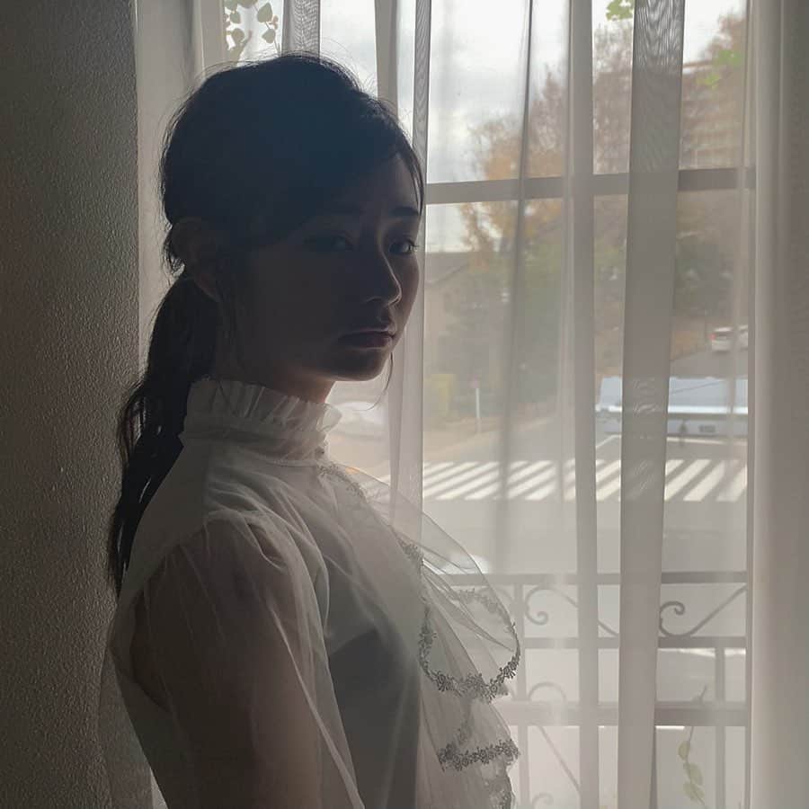 かれんのインスタグラム：「先日撮影がありました☺︎ ❤︎ オフショットたちです~ ❤︎ 詳しいことはもう少ししたら告知できるので待っててね :) ❤︎ dress ⇨ @lilyboutique_official ❤︎ #lilyboutique」