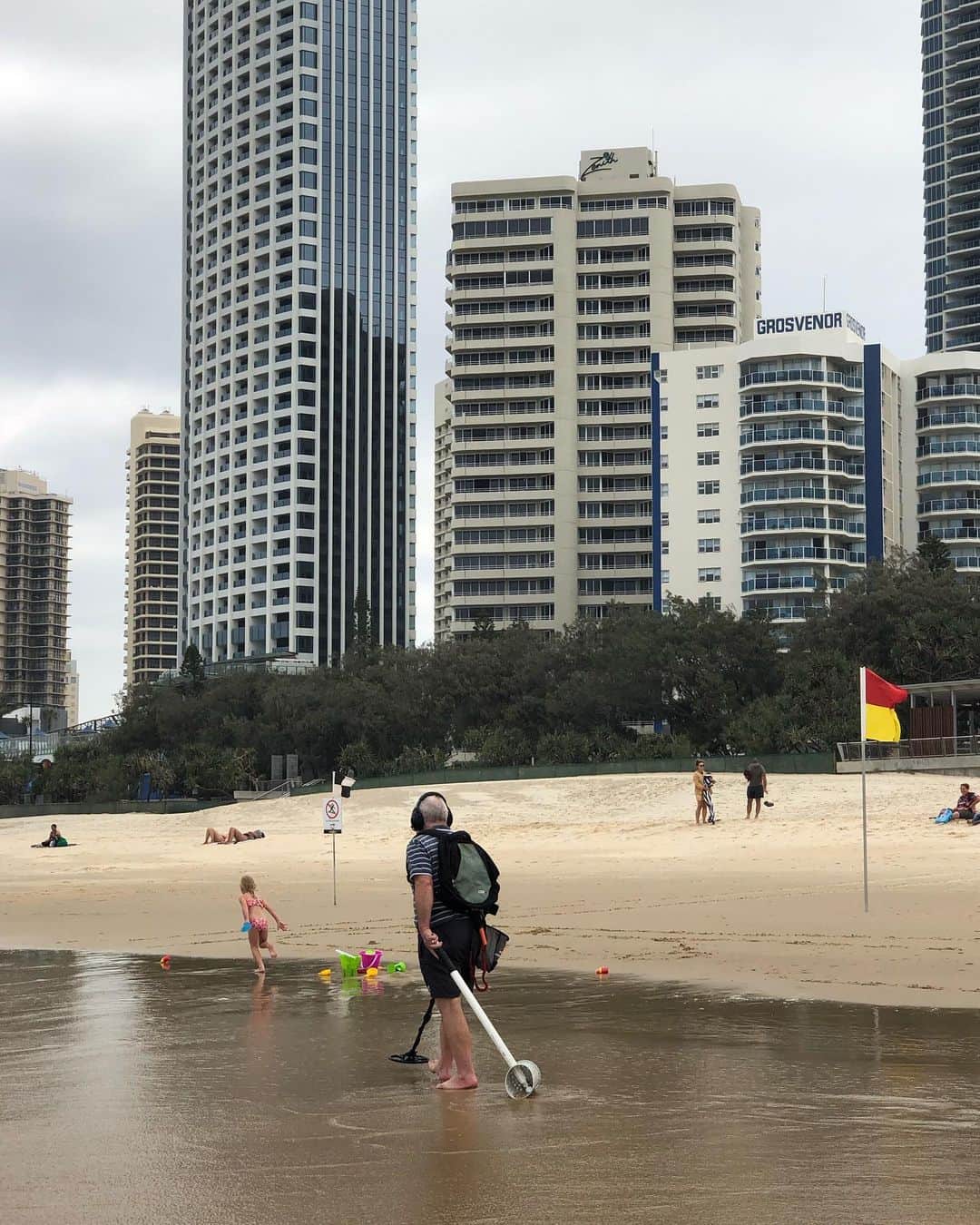 中岡由佳さんのインスタグラム写真 - (中岡由佳Instagram)「風が強い海。1年前は波を怖がっていた娘が、波にどんどん向かって行く。金属探知機で砂浜を調べる人もいて、安全なビーチ。息子は波を怖がり今日も砂遊び。 #australia #goldcoast #surfersparadise #japanese」1月12日 15時37分 - yuka_nakaoka