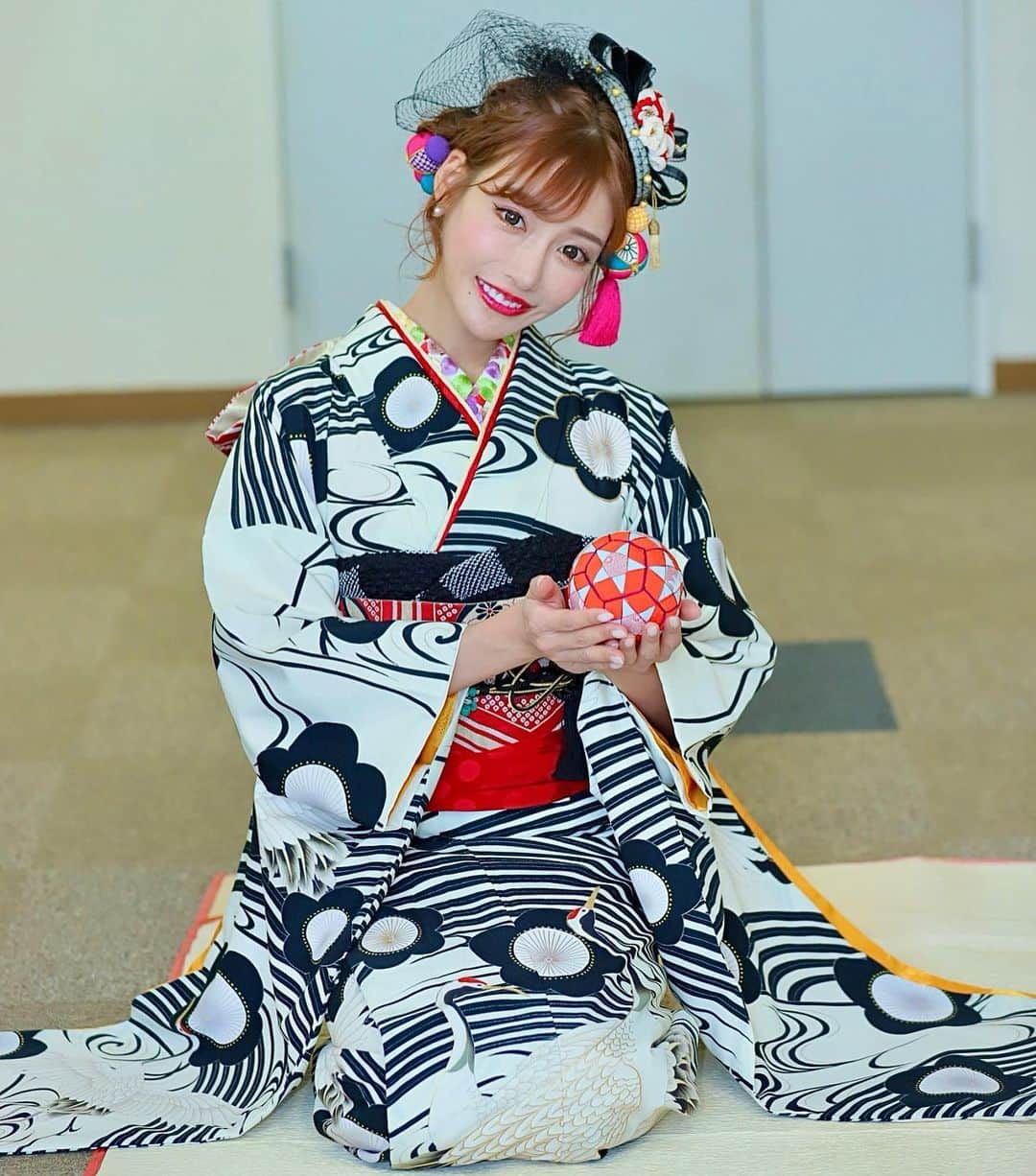 明日花キララのインスタグラム：「京都では振袖を着させていただきました👘🖤 明日は成人式ですね🐣🐣」