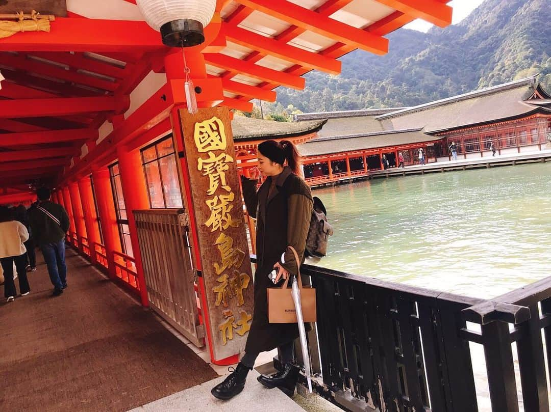 七菜香さんのインスタグラム写真 - (七菜香Instagram)「厳島神社 ⛩はまさかの工事中で見れず😂💦 残念だったけど、十分素敵な場所でした☺️ ・ ・ ・ ・ ・ ・ #shorttrip #japan #hiroshima #miyajima #itsukushimashrine #bff #girls #friends #loveu #instamood #instagood #広島 #宮島 #厳島神社 #子なし旅 #リフレッシュ #ありがとう #⛩」1月12日 15時45分 - nanaka0118