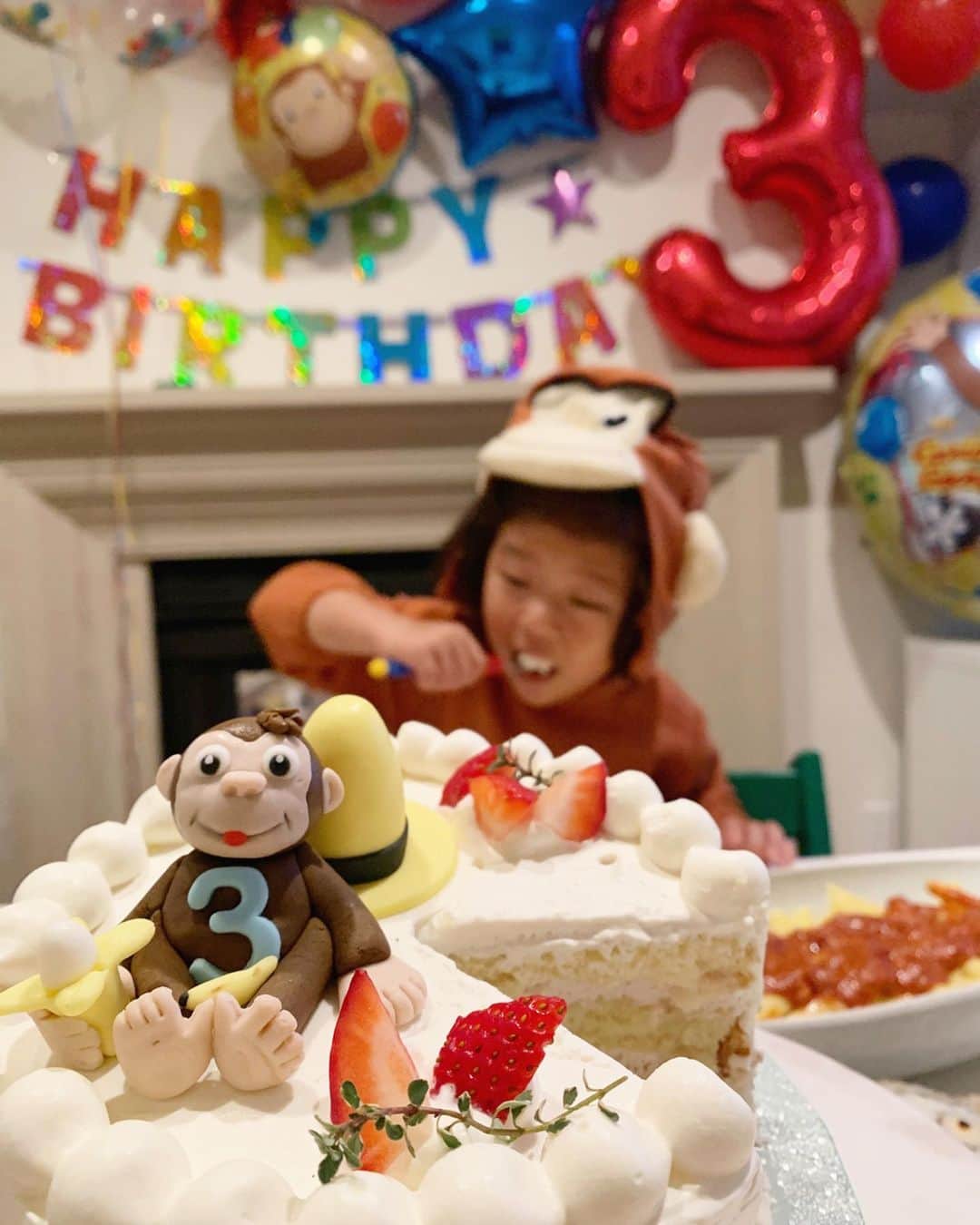 高木りなさんのインスタグラム写真 - (高木りなInstagram)「息子くん、初めてのケーキは可愛すぎる ”おさるのジョージ”ケーキでした🎂🐒💕 あまりの美味しさに大興奮🙈 まだ食べたことない、チョコレート🍫アイスクリーム🍦その他いろいろ... これから楽しみがいっぱいだね💓 お誕生日おめでとう。 ケーキを作って下さったアコさん @ako_bishoku 本当にありがとうございました❤️ 아들에게 준 첫 케익은 아들이 좋아하는 Curious George 케익. 너무 맛있어서 아들이 흥분했었어요. 처음 먹어보는 케익 맛!  아직 먹어본 적이 없는 초콜렛, 아이스크림... 앞으로 기대해라~ ㅎㅎ 생일축하해~😘 . #happybirthday #3yearsold #curiousgeorge #curiousgeorgecake #manwiththeyellowhat  #생일축하해 #생일케이크 #お誕生日おめでとう #おさるのジョージ#おさるのジョージケーキ」1月12日 15時53分 - rinasvoyage