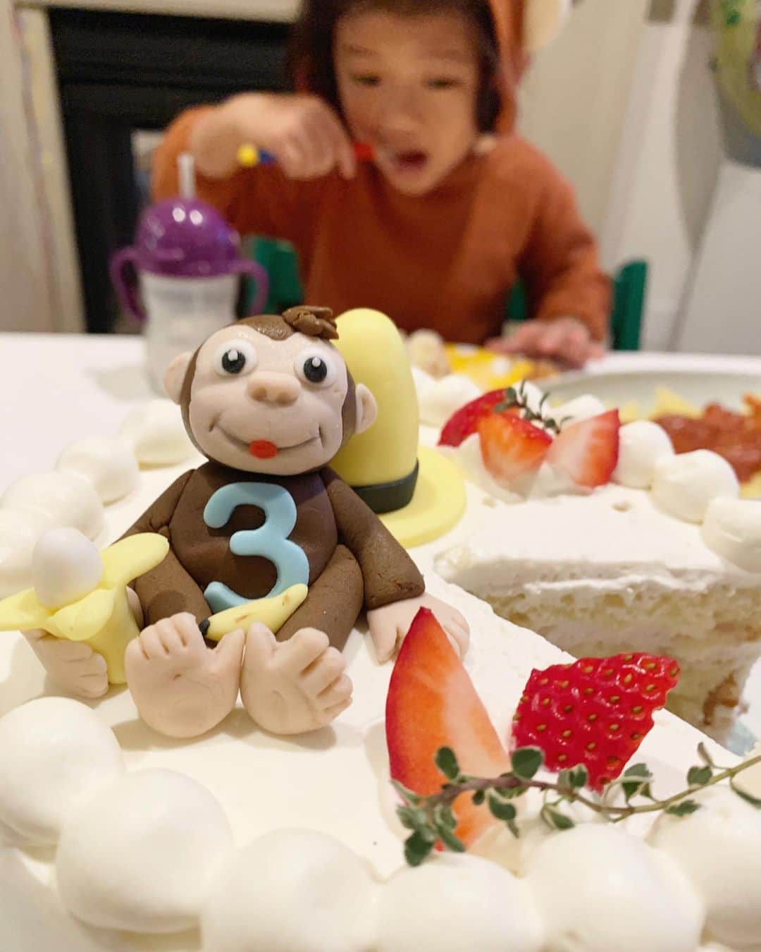 高木りなさんのインスタグラム写真 - (高木りなInstagram)「息子くん、初めてのケーキは可愛すぎる ”おさるのジョージ”ケーキでした🎂🐒💕 あまりの美味しさに大興奮🙈 まだ食べたことない、チョコレート🍫アイスクリーム🍦その他いろいろ... これから楽しみがいっぱいだね💓 お誕生日おめでとう。 ケーキを作って下さったアコさん @ako_bishoku 本当にありがとうございました❤️ 아들에게 준 첫 케익은 아들이 좋아하는 Curious George 케익. 너무 맛있어서 아들이 흥분했었어요. 처음 먹어보는 케익 맛!  아직 먹어본 적이 없는 초콜렛, 아이스크림... 앞으로 기대해라~ ㅎㅎ 생일축하해~😘 . #happybirthday #3yearsold #curiousgeorge #curiousgeorgecake #manwiththeyellowhat  #생일축하해 #생일케이크 #お誕生日おめでとう #おさるのジョージ#おさるのジョージケーキ」1月12日 15時53分 - rinasvoyage