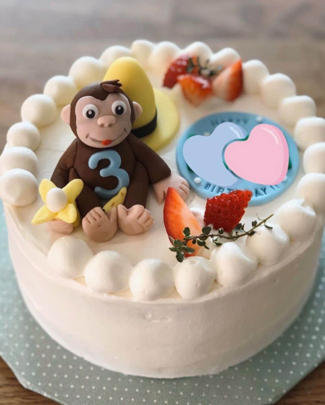 のインスタグラム：「息子くん、初めてのケーキは可愛すぎる ”おさるのジョージ”ケーキでした🎂🐒💕 あまりの美味しさに大興奮🙈 まだ食べたことない、チョコレート🍫アイスクリーム🍦その他いろいろ... これから楽しみがいっぱいだね💓 お誕生日おめでとう。 ケーキを作って下さったアコさん @ako_bishoku 本当にありがとうございました❤️ 아들에게 준 첫 케익은 아들이 좋아하는 Curious George 케익. 너무 맛있어서 아들이 흥분했었어요. 처음 먹어보는 케익 맛!  아직 먹어본 적이 없는 초콜렛, 아이스크림... 앞으로 기대해라~ ㅎㅎ 생일축하해~😘 . #happybirthday #3yearsold #curiousgeorge #curiousgeorgecake #manwiththeyellowhat  #생일축하해 #생일케이크 #お誕生日おめでとう #おさるのジョージ#おさるのジョージケーキ」