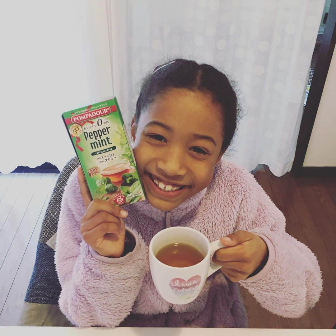 ミーミのインスタグラム：「最近のお気に入りはペパーミントティー♡さっぱりして美味しいよ✨ #ミーミ #ミーミちゃんねる #ミーミママ #kidsユーチューバーママの日常 #ペパーミント #お茶」