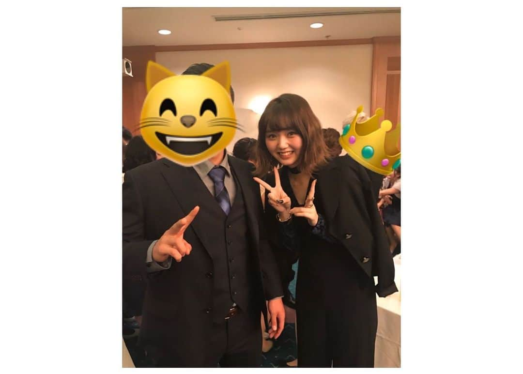 江野沢愛美さんのインスタグラム写真 - (江野沢愛美Instagram)「明日は成人の日ということで﻿ 毎年載せてるんですが、今年も沢山のお願いがDMに殺到したので載せますね。﻿ ﻿ 振袖はお世話になっている ﻿ #ジョイフル恵利 さんのものにレース、グローブなど﻿ 自分でアレンジを加えました。﻿ 朝友達にあったら全く同じ格好をしてきて類は友を呼ぶんだなと爆笑したのを覚えています。﻿ 11歳から知っている﻿avex同期のみゆも地元が同じなので会えたのも思い出。  髪型は伸ばしてたけどあげないといけないって決まりはないので 伸ばしていた髪を切り、ボブで金髪のインナーカラーを多めに入れて 編み込みのハーフアップにしましたよ。﻿ マミーが作ってくれたリボンとチュールのヘアアクセをつけました。﻿ ﻿ 今成人式をするとしたらベレー帽をかぶって振袖にブーツでいくかなぁ。﻿ 人生で一度だけなのでとびっきり可愛く、自分の好きな格好で行けたらいいと思います☺︎﻿ 前撮りは何にもアレンジせずおしとやかに撮ったので﻿ 当日はやりたいようにしました。なんの後悔もありません。﻿ ﻿ 同窓会はセットアップでした☺︎﻿ 大好きな親友と(こうちゃん)撮った写真が今でもお気に入りです。ダンサーなので顔出しておきます。笑﻿ ﻿ こんな格好なので参考にはならないかと思いますが﻿ 保存しておいてくれたら嬉しいです🤝♥️﻿ ﻿ #成人式　﻿ #同窓会﻿ #前撮り はロングおろしでした」1月12日 16時10分 - enosawa_manami