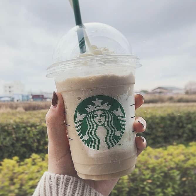 のインスタグラム：「. お正月ぐーたらしすぎて 更新するの忘れてた🐷 . ほうじ茶フラペ飲んだよ🤸🏼🏉 . #starbucks #roastedgreentea  #hojicha #frappucino #limited  #january #winter #japan #tokyo」