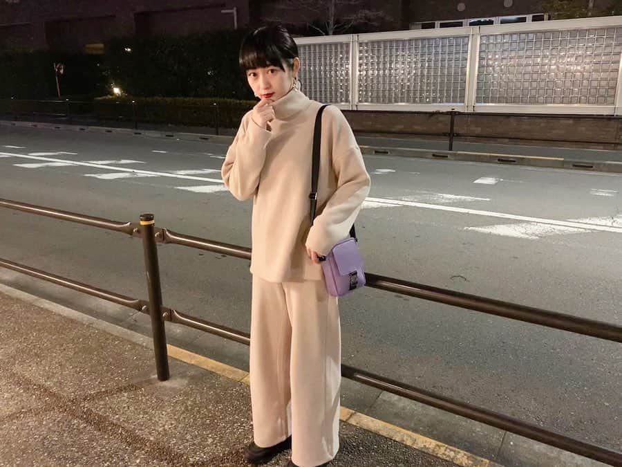 小川暖奈さんのインスタグラム写真 - (小川暖奈Instagram)「セレクトした洋服を、どうコーディネートしてますか と、ご質問いただくので、今日から着てる写真あげていきますね！🦢 . . セットアップ、コート、ピアス どれも @andronlineshop . . 1番着ているであろうニットソーのセットアップ。楽だし形可愛いし、スーパーお気に入り。 これ、ニットと言っても分厚いやつじゃないので、春まで着れると思います！オススメ！！ グレーのコートは、ホワイトもどちらもめちゃくちゃ着てます。大きいフードついてて可愛いし、ふわふわだし、なにより合わせやすい〜🪐 . . . あれ見たい！とかあればまた教えてね！ #andR#セットアップ#コーデ #小川がセレクトしたやつ #こういうお洒落なお仕事させてもらえて本当嬉しいです #ライブはライブで見に来てね」1月12日 16時11分 - ogawah