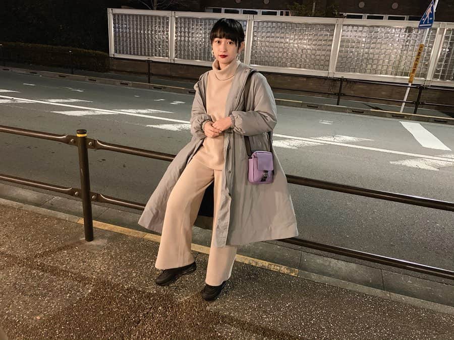 小川暖奈のインスタグラム：「セレクトした洋服を、どうコーディネートしてますか と、ご質問いただくので、今日から着てる写真あげていきますね！🦢 . . セットアップ、コート、ピアス どれも @andronlineshop . . 1番着ているであろうニットソーのセットアップ。楽だし形可愛いし、スーパーお気に入り。 これ、ニットと言っても分厚いやつじゃないので、春まで着れると思います！オススメ！！ グレーのコートは、ホワイトもどちらもめちゃくちゃ着てます。大きいフードついてて可愛いし、ふわふわだし、なにより合わせやすい〜🪐 . . . あれ見たい！とかあればまた教えてね！ #andR#セットアップ#コーデ #小川がセレクトしたやつ #こういうお洒落なお仕事させてもらえて本当嬉しいです #ライブはライブで見に来てね」