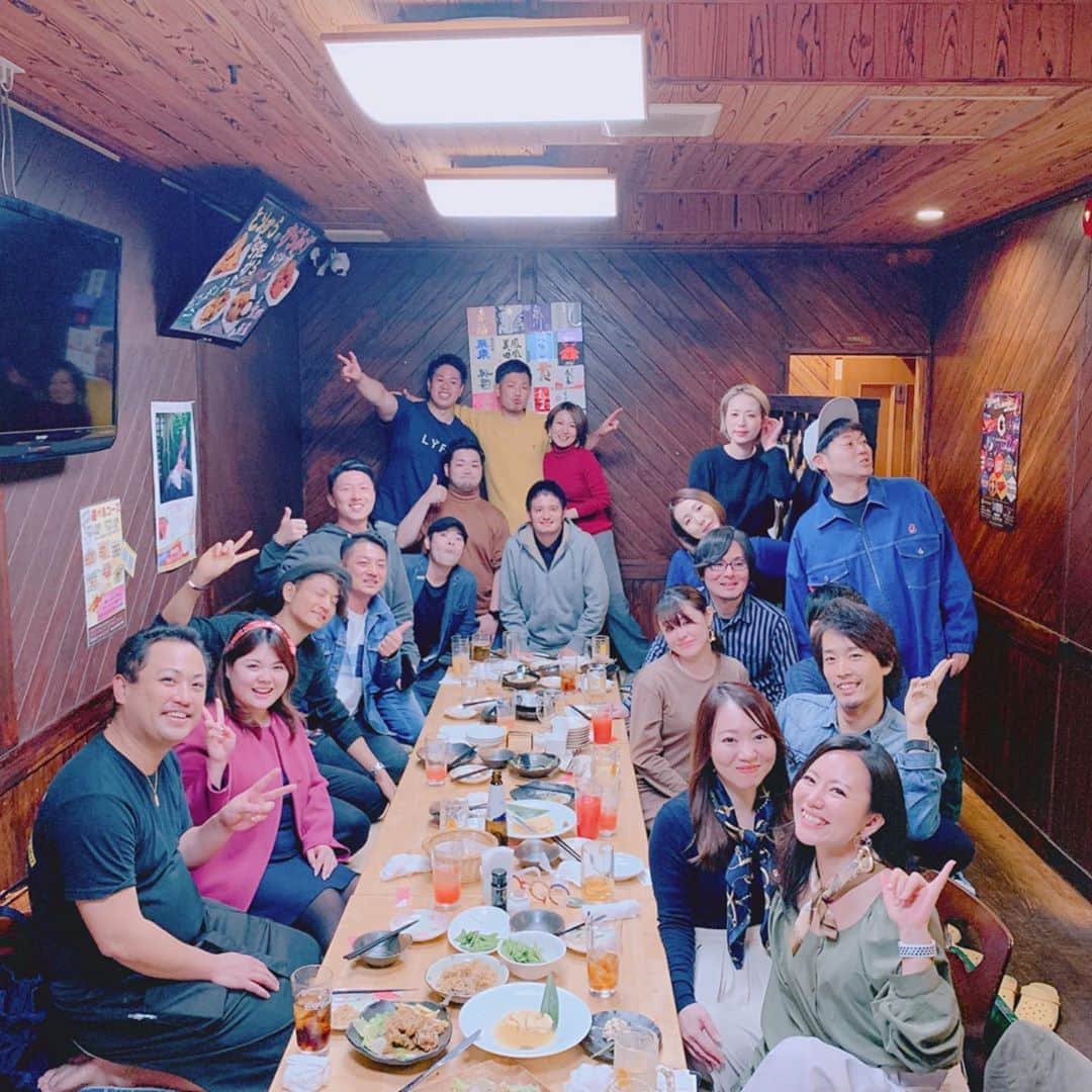 長嶺菜菜子のインスタグラム：「﻿ ある人に言われた言葉﻿ ﻿ ─︎─︎─︎─︎─︎─︎─︎─︎─︎─︎﻿ なーな﻿ ﻿ ﻿ 明るくて﻿ 可愛くて﻿ 無邪気に はしゃぐ﻿ ﻿ ﻿ そんなあなたに﻿ ﻿ どれほどの人が﻿ 勇気をもらっているだろう﻿ ﻿ ﻿ 負けん気が強くて﻿ 決めたら譲らなくて﻿ ゴールだけを見つめる﻿ ﻿ そんなあなたに﻿ ﻿ どれほどの人が﻿ 共に奮起しただろう﻿ ﻿ ﻿ 人知れず 泣いた日も﻿ 人知れず 落ち込んだ日も﻿ ﻿ ﻿ すべて﻿ 自分の輝きに変えていく﻿ ﻿ ﻿ 弱さも強さも﻿ 自分の味方に変えていく﻿ ﻿ ﻿ ﻿ もっともっと﻿ 羽ばたいて﻿ ﻿ ﻿ もっともっと﻿ 魅力を差し出して﻿ ﻿ ﻿ ﻿ そして﻿ ﻿ 愛を受け取って﻿ ﻿ 抱えきれないほどの﻿ 愛を受け取って﻿ ﻿ ﻿ ﻿ そして﻿ ﻿ ますます輝いて﻿ ますます羽ばたいて﻿ ﻿ ﻿ ﻿ 今以上に﻿ これからもずっと﻿ ─︎─︎─︎─︎─︎─︎─︎─︎─︎─︎﻿ ﻿ この言葉をもらった時、泣いた😭﻿ ﻿ 嬉しくて嬉しくて😭﻿ こうやって見てくれてる人もいるんだなって。﻿ ﻿ ﻿ 本当の私は﻿ ﻿ 自信がない﻿ 勇気もない﻿ 人見知り﻿ 話下手だし伝え下手﻿ 理解力に乏しい﻿ 飽き性怠け者﻿ ﻿ ﻿ 自分のそういうところが嫌で嫌で隠している部分も多い﻿ ﻿ ﻿ けどそんな私の弱さも全部引っくるめて好きって言ってくれる人がいて、そばにいてくれる人がいる﻿ ﻿ ﻿ そんな人がいるだけで本当に本当に幸せ﻿ ﻿ ﻿ 嫌なこと、妬み、どんなこと言われようが﻿ こうやって応援してくれる人が私にはいる﻿ そういう一部のネガティブな人たちにとらわれてたら時間の無駄﻿ ﻿ ﻿ なんか合わない人﻿ なんかコイツ嫌だなって思う人﻿ ほっとけほっとけ（自分に言い聞かしておる←）﻿ ﻿ ﻿ 私の周りにはそんごい素敵な人たちがいてそれだけで力になれる﻿ ﻿ ﻿ ほんと﻿ 令和2年早々﻿ たくさんの素敵な繋がり、ご縁、があって﻿ もうめちゃくちゃ楽しい！！！！﻿ ﻿ ﻿ 人は﻿ 誰かの影響を受けて生きている。﻿ 人から聞いた話やSNSからの影響周りの環境﻿ ﻿ ﻿ 素敵な人との出会いで良い影響をお互い受けあいたいなって素直に思う！！﻿ ﻿ ﻿ 私の投稿が、読んでる人の何かしらの少しでも影響になれば嬉しいな、と思って毎回投稿してる﻿ ﻿ ﻿ 最後まで読んでくれてありがとうございます😆🙏﻿ ﻿ ﻿ 私の好きなところ、嫌いなところ、こんなの投稿してよ、なんでも良いのでコメントくれると﻿ めっちゃ喜びます﻿ 泣いて喜びます﻿ ﻿ ﻿ 自分を客観的にみます🤲」