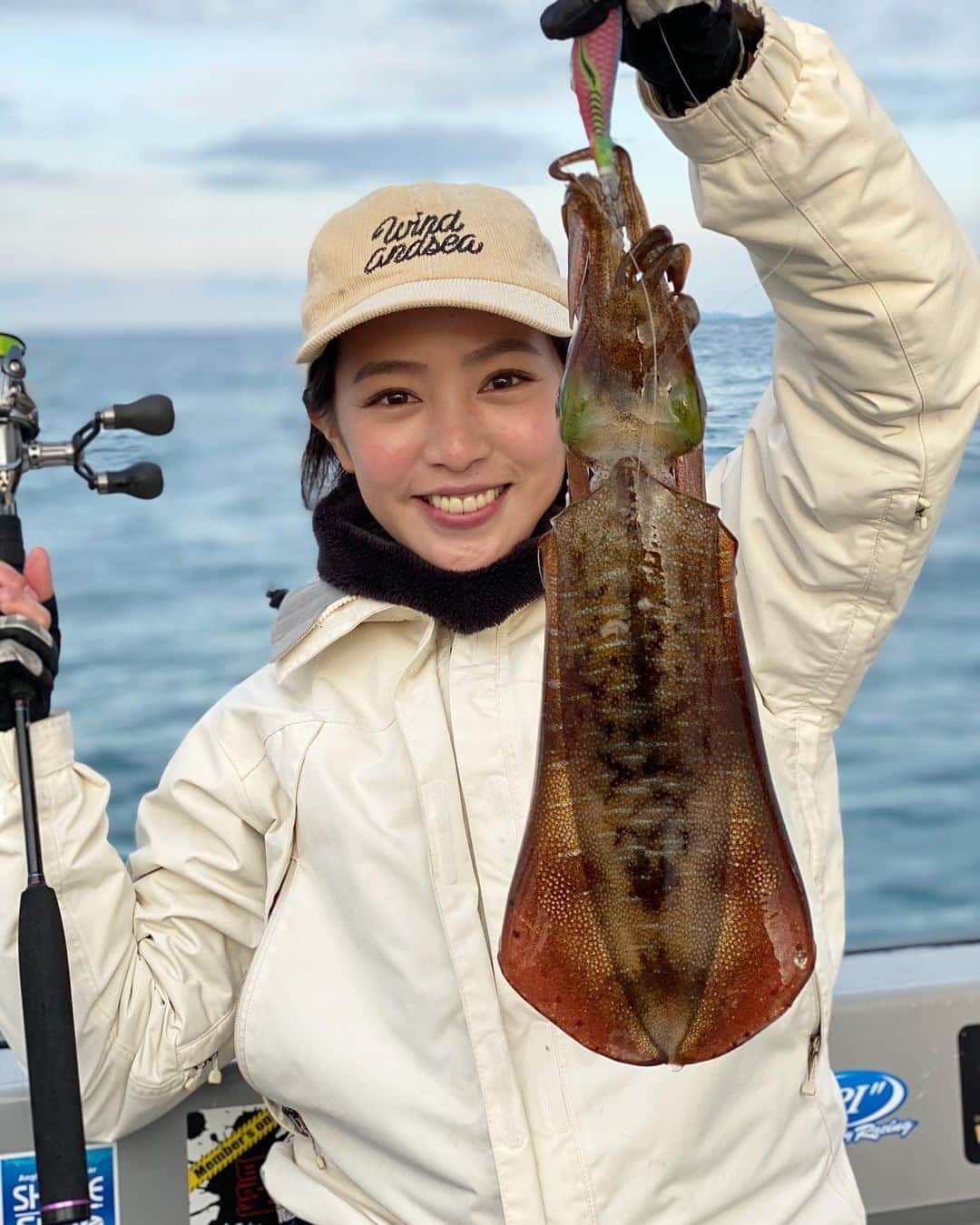 矢野由希子のインスタグラム：「幸先良き2020年初釣りになりました🦑  パタパタの開発者という船長と 愉快な仲間たちの釣行に 釣りるれろ軍団でお邪魔したよ。  根がかりと思っていたら それイカだよ！！！ って言われててんぱったまま釣れたので あたりや引きを感じる余裕はなかったよ。  #船長の力 #言われるがまま釣法 #みようみまね釣法 #ティップラン #ティップランエギング #エギング #パタパタ #wingar  #釣りるれろ」