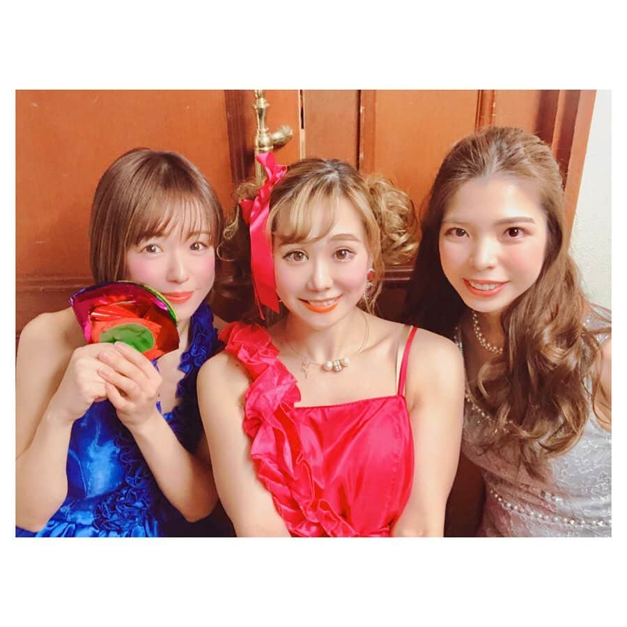 日向カンナさんのインスタグラム写真 - (日向カンナInstagram)「東京エンタメ女子5人での、2020年初ステージでした😄🌹 やっぱり人数が多いと色んなことがコラボ出来て、ステージの可能性が広がりますね〜❣️マジシャン・サウンドパフォーマー・ジャグリング・ダンス・オペラ・歌謡曲・コント・チアガールをギュッと詰めたshow💝楽しい♪ ・ 企業様に「毎年、色んな芸人さんやパフォーマーさんを呼んでますが、今年が1番盛り上がりました！」と喜んでいただけたのが、1番嬉しかったです☺️✨✨ ・ まだまだ未熟なshowではありますが、これからも挑戦することを止めず、皆と観たことのないshowを作って行くぞ〜👠！ ・ 来週、再来週も呼ばれているので、また新しい演目作ります😄💝 ・ 今年は皆さんに観てもらえるように、自主講演もしますので、是非応援してもらえたら嬉しいです🌷 ・ p.s.写真ではごまかしてますが、歯の痛みで3日間左顔がパンパンです😢 疲れと歯の根っこが原因らしいので、早く治るように、お休みの日は、演出作りで大人しくしています☺️🏡 ・ #エンターテイナー #パフォーマー #東京エンタメ女子 ・#マジシャン #ダンサー #オペラ歌手 #歌謡曲 #サウンド #チアガール #コント #お笑い #ジャグリング #企業パーティー #夢 #目標 #笑顔 #笑顔が人を幸せにする #ハッピー #happy #ドレス #可愛い #show #演出家 #平塚 #挑戦 #歌謡曲 #メドレー #盛り上がる #ありがとう #感謝の気持ち #出会ってくれてありがとう」1月12日 16時15分 - kanna_hinata