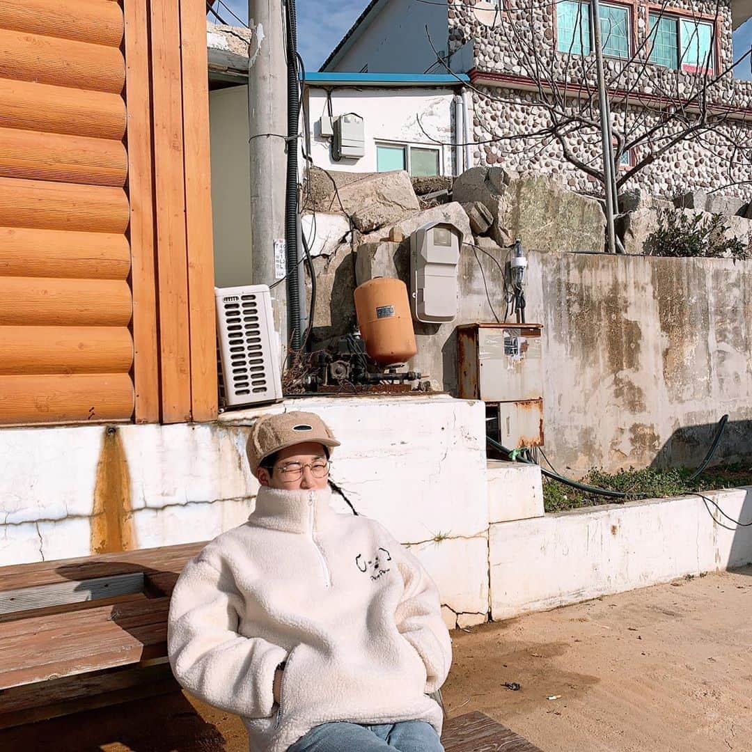 DINDINのインスタグラム：「Typical 1박2일 룩 ☝🏻✌🏻 제가 입고있는 슬리피가 만든 퓨리스 내일부터 리피 인스타에서 판매한다고 합니당. 너무 헛된 꿈을 꾸면서 만든거 같은데.... 잘되길... 😂 #1박2일 #본방사수 #딘딘 #꿈이너무큰 #슬리피 #퓨리스 @sleepysta」
