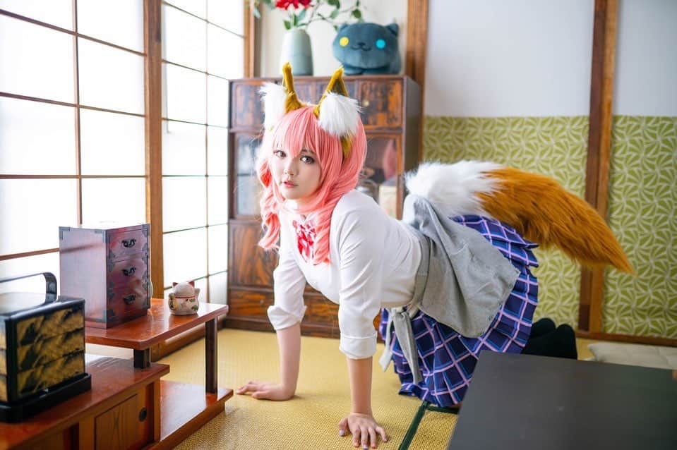 YingTzeさんのインスタグラム写真 - (YingTzeInstagram)「What are you doing today ? Tamamo wants to play ! ❤️ ( but I’m still cleaning my house , 1 week already still not done yet 🤣👋🏻) _ Tamamo School Uniform will be available as Patreon Reward this January. ❤️ Kindly note that reward release day is 15th of each month starting from Jan 2020. ▶️ www.patreon.com/yingtze _ 📸 @kenn_tee 🏠 @studio14ss  #blessed #tamamonomae #tamamocosplay #fatecosplay #fateseries #kemonomimi #foxears #fateextella」1月12日 16時23分 - yingtze