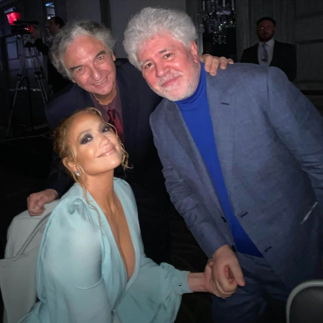 ジェニファー・ロペスさんのインスタグラム写真 - (ジェニファー・ロペスInstagram)「Awesome night with these two Legends!!! ⭐️ ⭐️ Gregory Nava I love you beyond words... not only did you give me Selena, you put me in my very first movie and the unwavering way you have always believed in me always touches my heart and always inspires me to be better every day!!! Pedro Almodóvar que honor por fin concerlo!! Sus películas me han inspirado por tantos años!! Muchas gracias por su trabajo increíble y su alma artística. #DoloryGloria #LAFCA @lafilmcritics #HustlersMovie」1月12日 16時29分 - jlo