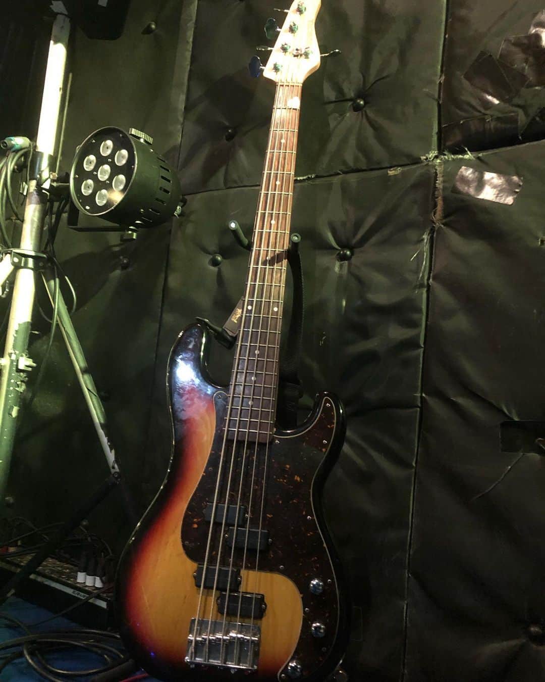 人時のインスタグラム：「やっぱり締まった強い音が出てくれます。SCHECTERさんありがとうございます♫ 今年もお世話になります！  #schecter #markbass #rotosound」