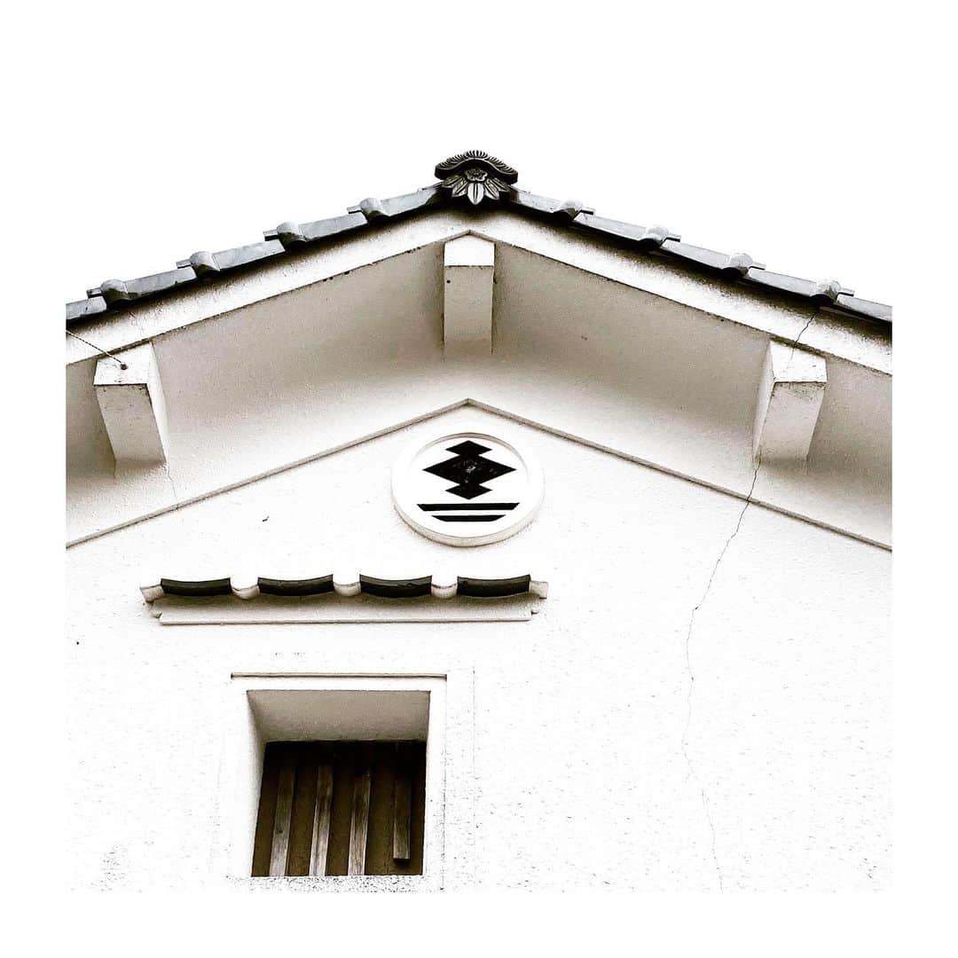 のインスタグラム：「. Family crest . 両親と年始のお墓参り。 今朝早くに岡山について、無事に3つの家を御参り  今から名古屋へ移動 明日は伊勢神宮 幕内まで、年始は参拝と挨拶まわりが続くなあ」