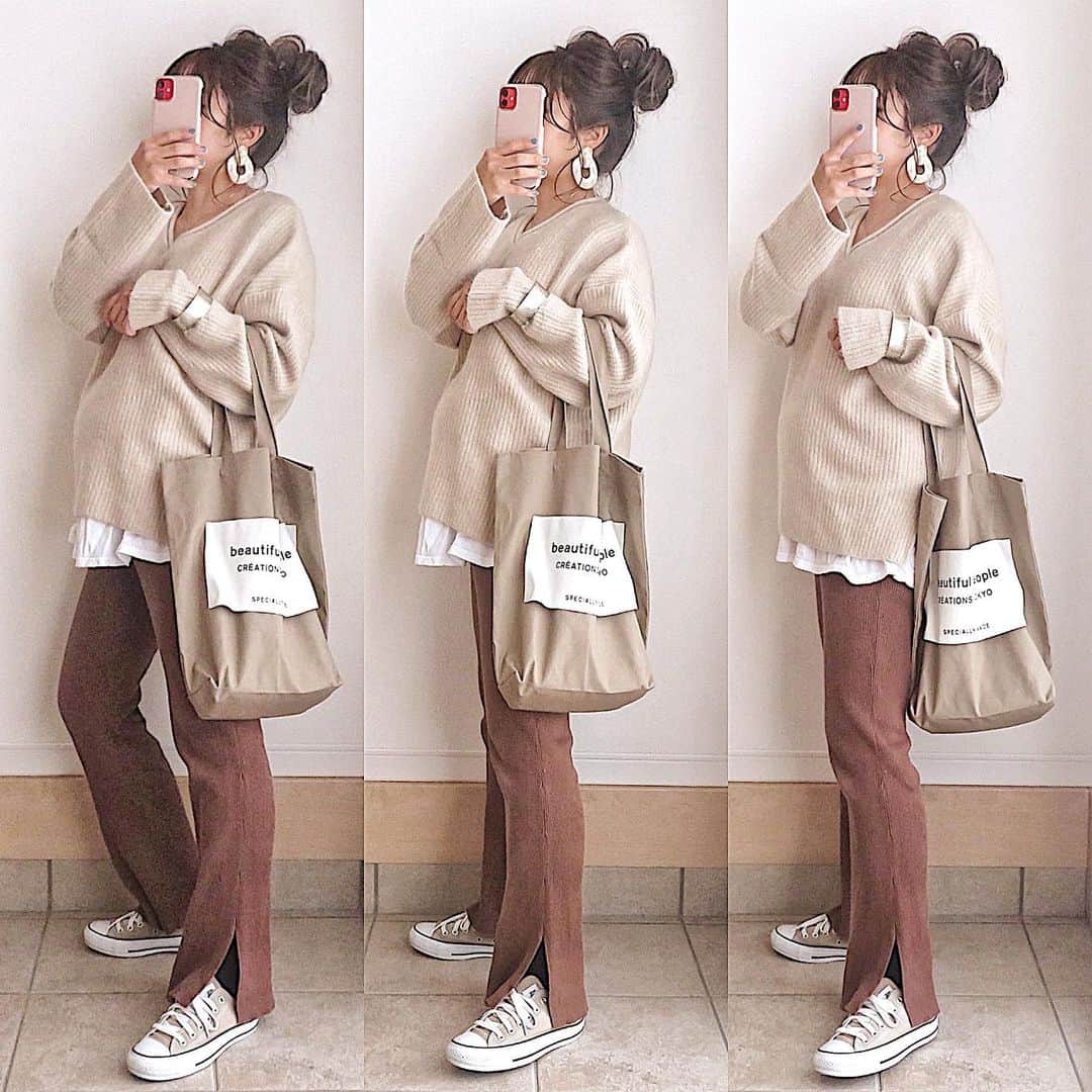 のインスタグラム：「・ ⋒ ⋒ ⋒ ・ 今日は(今日も😂)楽ちんコーデ💕 ゆるニットにニットパンツ👖 インナーの白Tよく質問いただくんですが @dholic_official の品番(862262)です👚 ・ ・ ・ tops @feeling_byracreate pants @freaksstore_official inner @dholic_official bag @beautifulpeople_officialsite shoes @converse_jp @kobe_lettuce ・ ・ ・ #mamagirl #コーディネート #ママコーデ #ママファッション #低身長コーデ #カジュアルコーデ #プチプラコーデ #きょコ #今日のコーデ #着回しコーデ #お洒落な人と繋がりたい #gu #uniqlo #今日のコーデ #今日の服 #しまむら #しまパト #マタニティ #マタニティコーデ  #妊娠8ヶ月 #体重管理に苦しむ妊婦 #ユニクロ #uniqloコーデ #しまむら購入品 #mineby3mootd #locari」