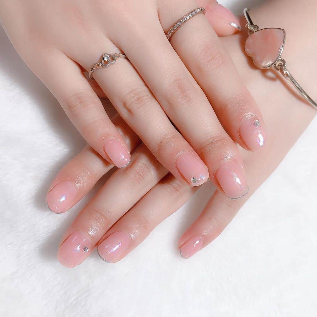なかやまちえこのインスタグラム：「桜貝みたいな🌸 PREGEL ペールストロベリー（S890） きまぐれキャットリキッドメタルシルバー #nail #nails #nailart #ネイル #美甲 #ネイルアート  #clou #nagel #ongle #ongles #unghia #japanesenailart #manucure #네일 #젤네일 #네일아트 #네일리스트 #japanesenails #manicurist #gelnails #أظافر #桜貝 #桜貝ネイル #ペールピンク #シンプルネイル」