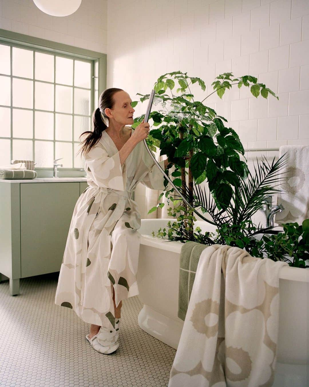 マリメッコさんのインスタグラム写真 - (マリメッコInstagram)「Soft hues for soft mornings. Made from a cotton and linen blend, this morning gown features our Unikko (poppy) pattern in earthy colors. #marimekko」1月12日 17時10分 - marimekko