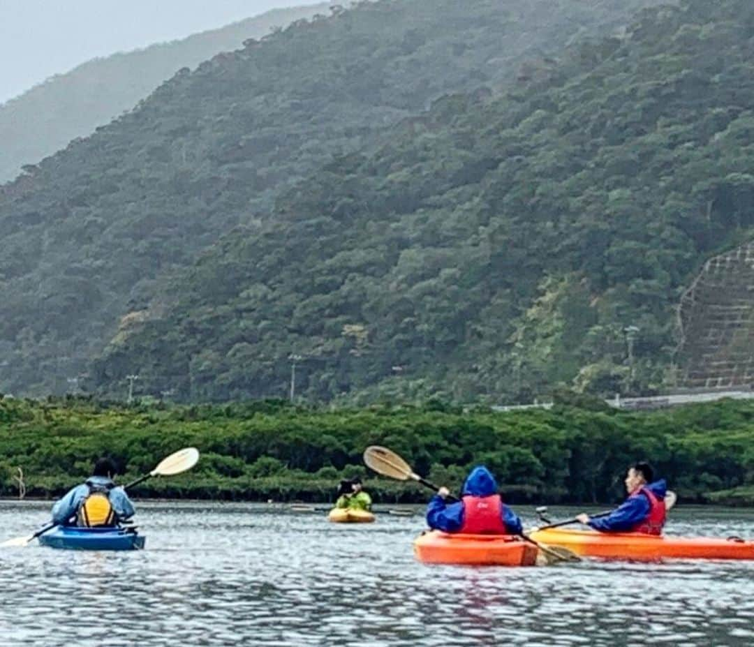 石田靖さんのインスタグラム写真 - (石田靖Instagram)「東海テレビ①『スイッチ❗️』で 鹿児島県の奄美大島へ 2日目は奄美マングローブをカヌー汽水域に群生するマングローブの生態を伺いながら最高のアクティビティ💨 おおきにありがとさんです🙏🙏🙏 #東海テレビ #スイッチ #1月20日放送 #奄美大島 #amami #奄美マングローブ原生林 #カヌー #メヒルギ  #オヒルギ #シオマネキ #桜咲く #ヒガンザクラ #あやまる岬 #あやまる岬観光公園  #記念撮影 #お疲れ様でした #一期一笑  #石田靖」1月12日 17時06分 - yasulog