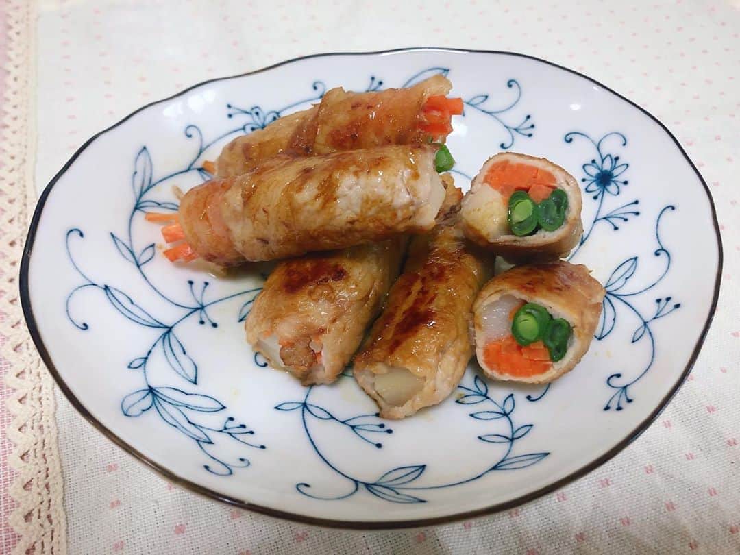 のインスタグラム：「【お餅の甘辛肉巻き】  昨日はデルサタ11のスタジオで 念願の！楽楽ごはん試食がありました。  しかーし！進行役の私は スタジオで食べられなかったのです🥺笑  そこで今日、早速家で作りました。 (作り方はGYAO!でご覧ください)  お餅がびよーんとのびて 甘辛いお肉とシャキシャキ野菜が抜群に美味しいです。 試してみて下さいね。 (実はコーナー後のCM中に、濱口さんが一口下さったのですが、チーズをたっぷりつけた肉巻きはさらに美味しかったです！ありがとうございました🥺) 私は今回、ちょい足しレシピのカマンベールチーズを買い忘れましたが、皆さんはお忘れなく🧀 . . . #デルサタ11 #楽楽ごはん #gyaoで無料配信中 #GYAO #メーテレ #島津咲苗 #簡単おかず #昨日 #1月11日 #鏡開き #しまべん」