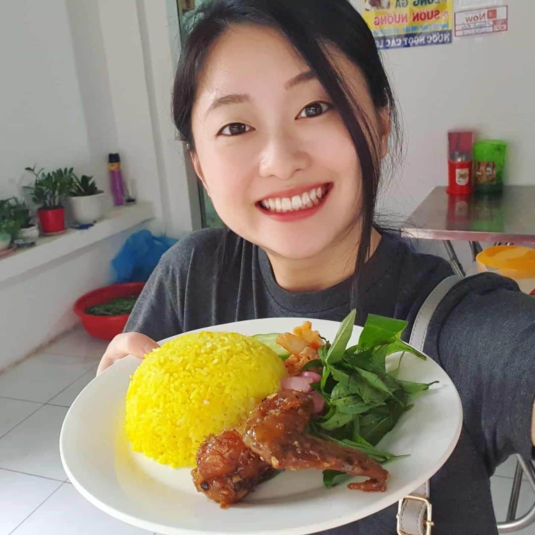Akariのインスタグラム：「Về Sài Gòn thì ăn món này 😋💕 うま〜いやす〜い🤤 35k = 170円  #ngonqua  #comga  #saigon  #yummy  #vietnamesefood」