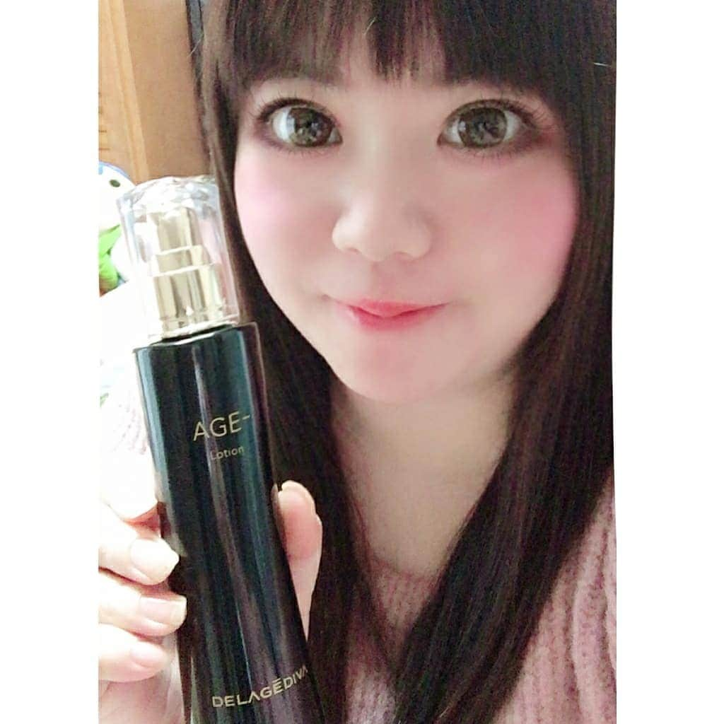 hoshizaki eriさんのインスタグラム写真 - (hoshizaki eriInstagram)「. DELAGEDIVA AGE LOTIONを 使ってみています❣️ 天然植物エキスが 四種類配合されていて エイジングケアに ばっちり効きます🙆 . 使い方は洗顔後、適量を手に取り 下から上へ肌を包み込むように やさしく馴染ませます✨🐰 . テクスチャーはとろみがあって 肌にすーっと馴染む感じがします！ お肌に心地よく馴染むローション🙆 . 付けた後はべたついたりせず ふっくらとしたツヤ肌になります♥🐈 エイジングケアは 今から始めなきゃですよね！ 何をしたら良いか 分からなかった私ですが こちらのローションは ずっと続けられそう❣️ . これからもずーっと続けたい おすすめローションです❣️ . . #delagediva  #デラジェディバ #エイジングケア  #ローション #化粧水 #sponsored  #skincare  #しっとり肌 #ツヤ肌 #滑らか肌 #美肌ケア #美肌 #美容垢 #beautycare  #スキンケア #pleaselikeit  #likebackalways  #followme  #followback  #相互フォロー #팔로미 #뷰티인스타 #화장품스타그램 #인생템 #화장품추천」1月12日 17時17分 - eriiinyan17