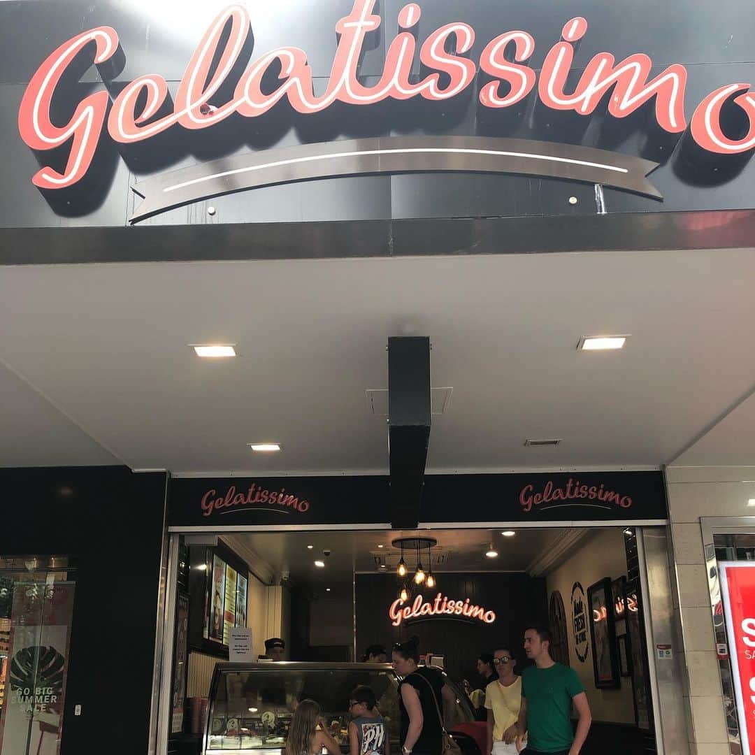 中岡由佳さんのインスタグラム写真 - (中岡由佳Instagram)「サーファーズパラダイスビーチへの玄関口。ここに繋がるカビルモールのジェラティシモのジェラートは凄く美味しい！ホグブレスカフェではオージービーフとチーズバーガーを味わいました。 #australia #goldcoast #surfersparadise #gelatissimo #hogsbreathcafe」1月12日 17時27分 - yuka_nakaoka