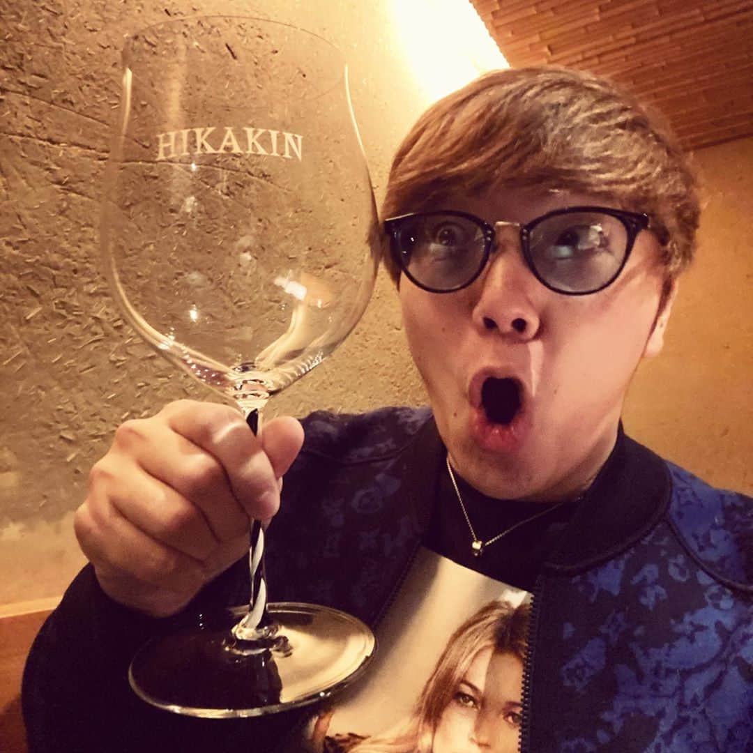 HIKAKINのインスタグラム：「よく行くお店に行ったらまさかのMyワイングラスが！30代の楽しみは今のところ赤ワイン🍷😎」