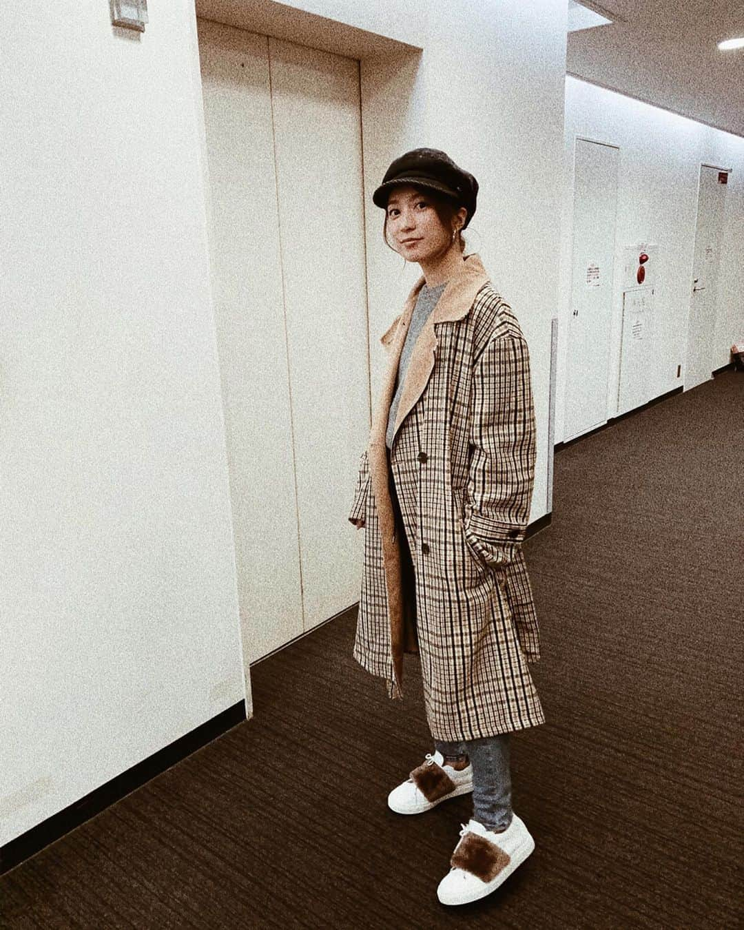 瀬口かなさんのインスタグラム写真 - (瀬口かなInstagram)「私服☺︎ 大好きなベージュ尽くし🤎 ． ． ムートンベルトと中もムートンになっててあったかいスニーカーゲット☺️✌️✨ ． ． 2枚目、イケメン風になってしまった笑😂 ． #ootd #cordinate #instafashion #fashion #私服 #ベージュコーデ #スニーカー　#ムートン #7things #corsoroma #corsoroma9 #outfit #outfitoftheday」1月12日 17時23分 - seguchikana