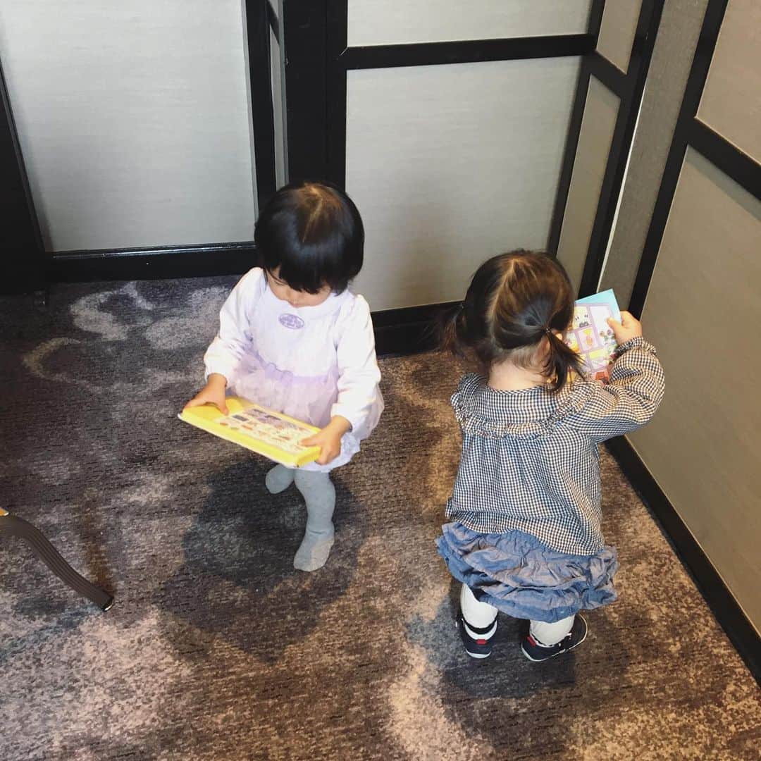 堀友理子さんのインスタグラム写真 - (堀友理子Instagram)「ママ友と食事😊 ゆっくりしたいならもう個室じゃないと厳しい😂 同い年同じ月齢のお友達、各々が自分の遊びに夢中で、いつ頃から一緒に遊べるかな？ #個室ランチ #1歳半女の子」1月12日 17時35分 - horiyurisanpo