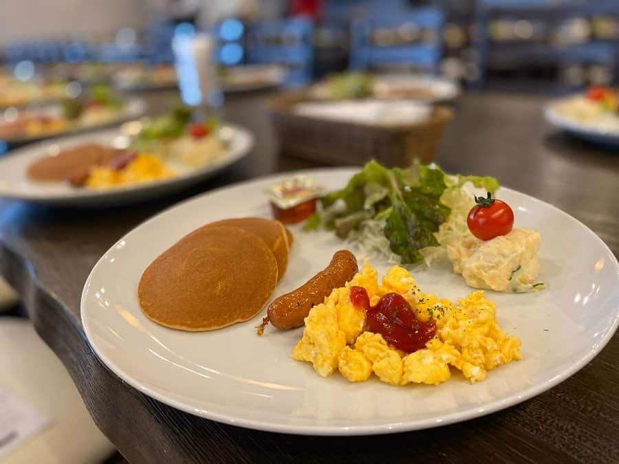 寺田有希さんのインスタグラム写真 - (寺田有希Instagram)「朝ごはん🥞って旅行行くとかしないと、なかなか食べないよね。 でもいざ食べてみると、1日が長くなって心がシャキッとして、『こんなにいいもんだったかー』って思う ・ ・ 朝劇『はじまり』 2日間の公演が無事に終わりました✨ 朝ごはんを食べてもらいながら、お芝居を見てもらう。というより、朝ごはんを食べながら、今を懸命に生きる人たちを観察してもらう。 そんな感覚に近いかもしれないですね ・ ・ 約2年ぶりに復活しました！ 待ってくれていたみなさま、本当にありがとうございます！ 初めて出逢ってくれたみなさま、出逢ってくれて本当にありがとうございます！ ・ ・ やっぱり朝劇って… なんかいいな✨朝っていうものをないがしろにしがちだけど、朝っていうものが、最高なんだなきっと！ ・ ・ 次はいつお会いできるかなー(*´꒳`*)？ その時は見にきてね！ 私、女優もやってるんだよ！笑 ・ ・ ご来場ありがとうございました😊✨ ・ ・ #朝劇 #朝劇下北沢 #朝ごはん #朝食 #朝食プレート #はじまり #ただいま #寺田有希 #teradayuki」1月12日 17時45分 - terada_yuki