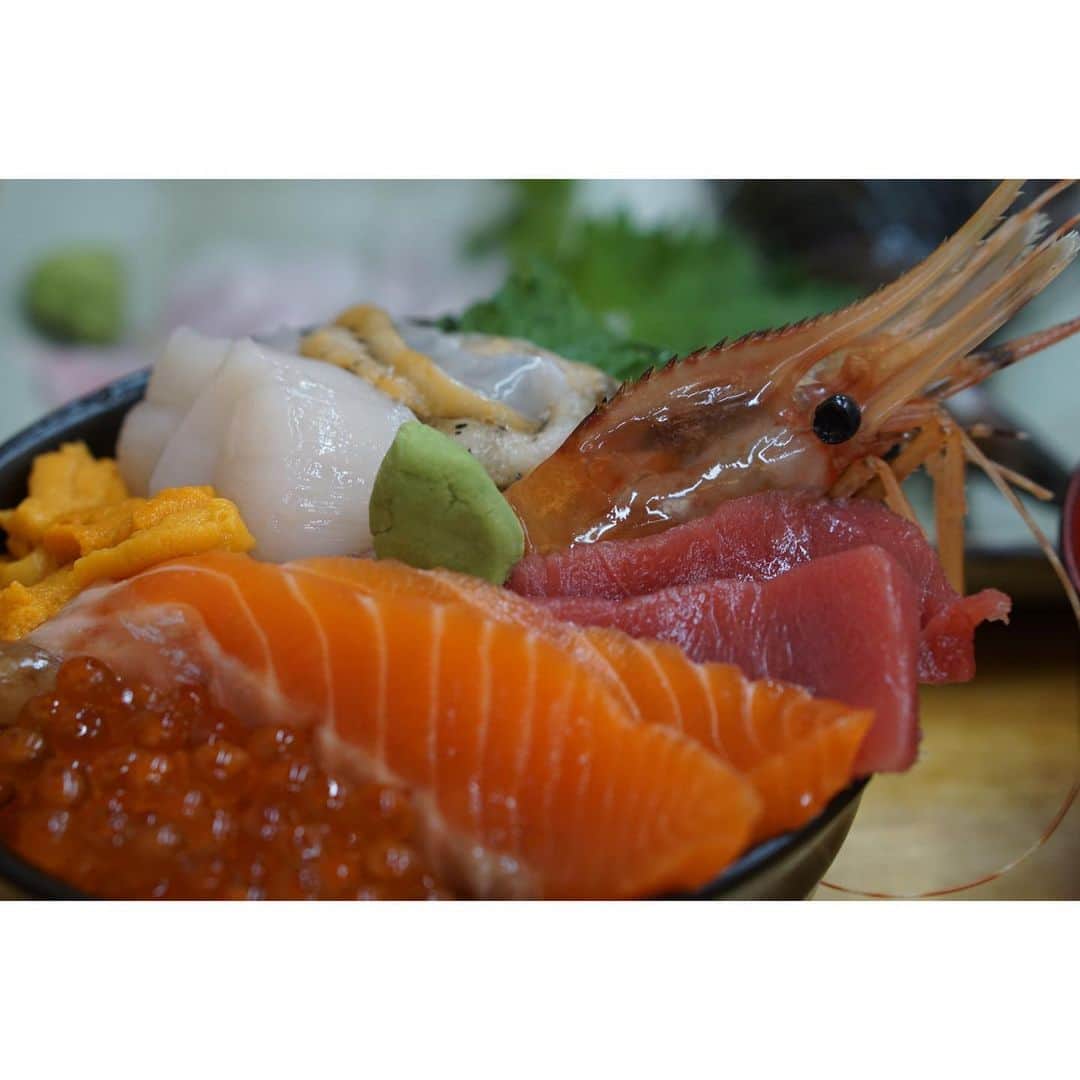 stgram69のインスタグラム：「だい〜ぶ経ってしまいましたが、明けましておめでとうございます🤣🤣 相変わらずですが！ こんなんですが！ 今年もなにとぞ、なにとぞ〜よろしくお願いします🙇‍♀️ . . 3連休なのに子供達はスキースクールで特に予定を立てられず、スキーを見がてら小樽に行って海鮮丼❤️ 2枚目は八角のお刺身〜。（北海道の魚） . まだお腹空かないけど、たくさん動いて帰ってきた子供達ははらぺこ！ 晩ご飯にしまーす🙃 . . 最後にもう一度。 なにとぞよろしくお願いします🎍 . . . #札幌#札幌グルメ#ランチ#海鮮丼」