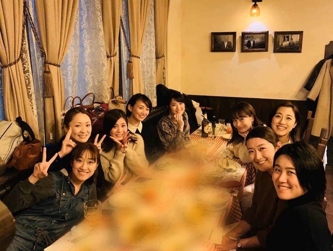 のインスタグラム：「🥂💓✨﻿ ﻿ 今年初めの華金は東京OG同期会でした☺️💕💕﻿ ﻿ 皆んなそれぞれネタ持ってるから、喋って、笑って😆﻿ そしてよく食べた😋😋😋﻿ 気づけばテーブルの上凄いことになってたよ🤣🙈﻿ ﻿ スケジュール合わせるの大変だけど、今回来れなかった子もまた皆んなで集まろうね〜🥺🌸✨﻿ ﻿  #tgif#happytime#takarazuka #宝塚 #94期 #同期会 #らぶ #rarastagram#❤️」