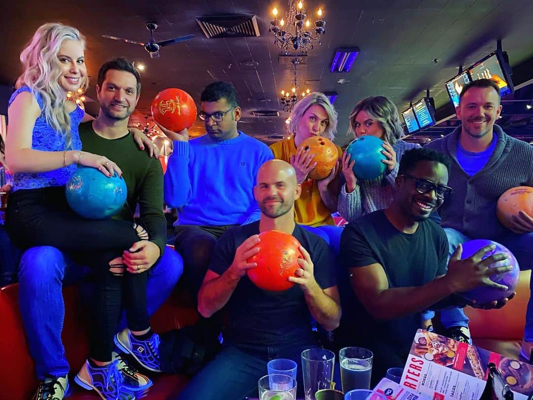 タラ・リピンスキーのインスタグラム：「Just documenting our Saturday night with these guys...🎱 (how is there not a bowling ball emoji?! Correction - there is one..just didn’t search hard enough 🤦🏼‍♀️)」