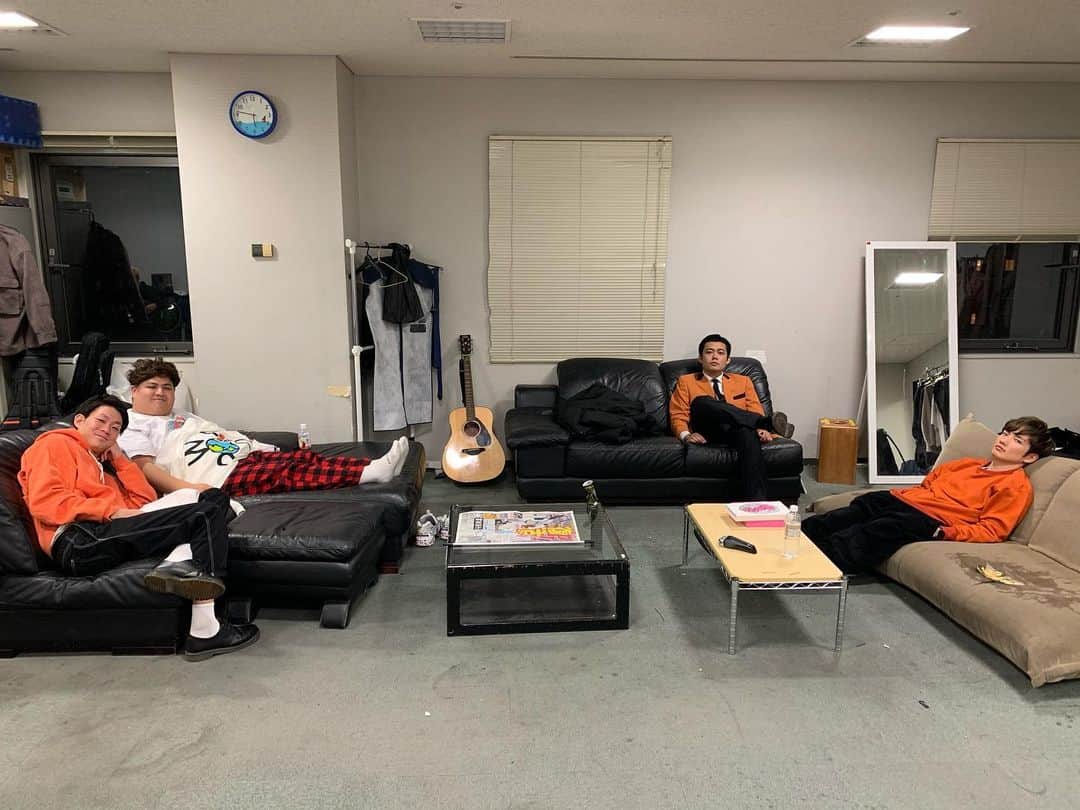 池田真一のインスタグラム：「ソファーで寝てて気づいたらオレンジにめちゃくちゃ囲まれてた🍊🍊🍊」