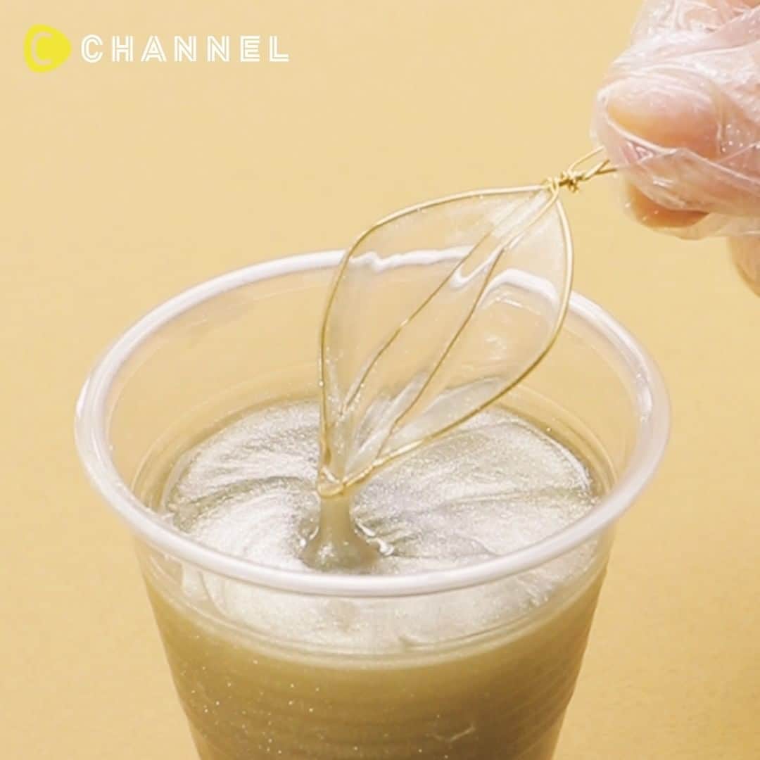 C CHANNEL-Art&Studyのインスタグラム：「Dip and Done! DIY Wire Leaf Hair Comb 🌿 ディップして簡単!! 高見えワイヤーアクセ🌿 . 🎨Follow me👉 @cchannel_artandstudy 🎵 💡Check👉 @cchannel_girls 🎶 📲C CHANNELのアプリもよろしくお願いします💕 . [Things to prepare] ・ Artistic wire (thick and thin) ・ Flat Pincers ・ Toupe American Flower “Toadip Clear” ・ Gold mirror powder ・ Plastic cup ・ Disposable spoon ・sponge ・ UV-LED light ・ Comb ・ UV-LED resin ・ UV-LED craft resin coating solution . [Steps] 1. Cut the thicker wire into appropriate lengths and shape them into leaves. 2. Pass the thinner wire to the leaves and make leaf details. 3. Take an appropriate amount of dip solution into a glass and mix with gold mirror powder. 4. Soak the leaves made of wire in the dipping solution, dab the handle with a sponge and dry. 5. When it is completely dry, apply the resin coating solution to the surface and cure with UV-LED light for about 10 seconds. 6. Once all the leaves are coated, wrap the handle around the comb, apply resin and cure for about 10 seconds to complete. . * When handling dip solution or resin, use poly gloves and be careful not to get on skin or clothes. During and after use, make sure that the room is well ventilated. . * Resin immediately after curing may be hot, so be careful when handling. . . 【用意するもの】 ・アーティスティックワイヤー(太いものと細いもの2種) ・平ヤットコ ・トウペ　アメリカンフラワー　トアディップ　クリア ・ゴールドミラーパウダー ・プラカップ ・使い捨てスプーン ・スポンジ ・UV-LEDライト ・コーム ・UV-LEDレジン ・UV-LEDクラフトレジンコーティング液 . 【作り方】 1. 太い方のワイヤーを適当な長さに切り、葉っぱの形に成形する。 2. 細い方のワイヤーを葉に渡し、葉脈を作る。 3. ディップ液を適量コップに取り、ゴールドミラーパウダーを混ぜる。 4. ワイヤーで作った葉をディップ液に浸し、柄をスポンジに刺して乾かす。 5. 十分に乾いたら、レジンコーティング液を表面に塗り、UV-LEDライトで約10秒硬化する。 6. 全ての葉のコーティングをしたら、柄をコームに巻き付け、最後にレジンを塗って約10秒硬化し、完成。 . ※ディップ液やレジンを取扱う際は、ポリ手袋を使用し、肌や服につかないようご注意ください。また、使用中、使用後は部屋の換気を十分に行ってください。 . ※硬化してすぐのレジンは高温になっている場合があるので、取り扱いに気をつけてください。 . 全て、東急ハンズやインターネットで購入できます。 . . #DIY#doityourself#diyideas#crafts#instacraft#crafter#crafty#handmade#handcrafted#handmadecrafts#handmadeaccessories#ручнаяработа#ideas#resin#resinart#resina#incredible#creative#heart#tutorial #dipart#leaf#americanflower#silver#headaccessories#wireart#ディップアート#ワイヤーアート#アメリカンフラワー」
