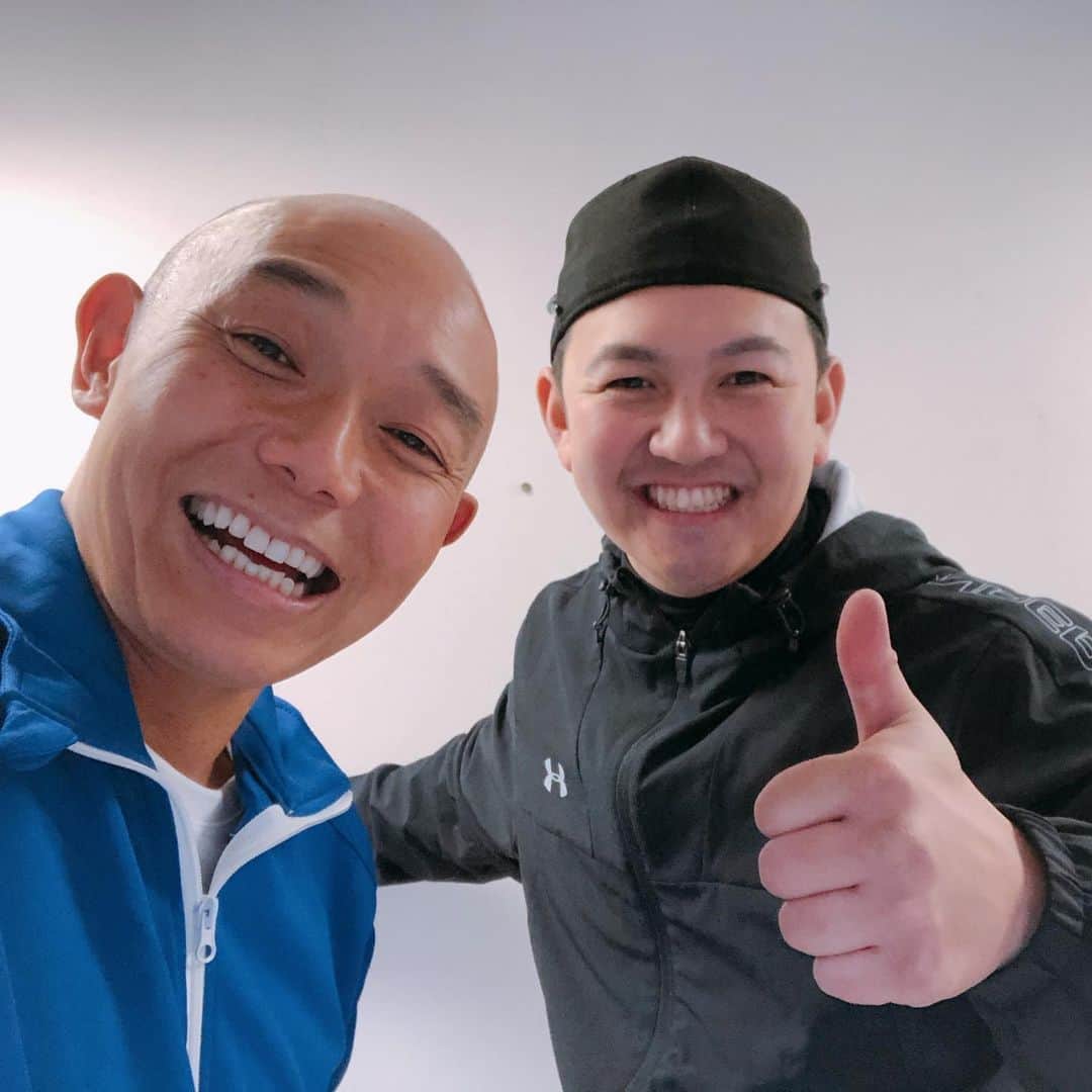 そうすけさんのインスタグラム写真 - (そうすけInstagram)「横浜De NAベイスターズの三嶋投手、山﨑康晃投手、石田投手、古村徹投手、女子プロゴルファー山口すず夏ちゃんの自主トレに参加させてもらいました！  山﨑康晃投手は帝京野球部の後輩。 だが活躍ぶりはもはや後輩とはいえないな… 今年は東京五輪もあるし、より一層活躍を願ってます！ 魅せてくれ帝京魂！  そういや昨日の帝京野球部創部70周年パーティーには、東京ガールズコレクションでモデル業が忙しくて来てなかったな〜(^_^) そして古村徹投手は、愛媛マンダリンパイレーツ時代にチームメイトだった。 昨年は怪我で思うようなピッチングが出来なかったから今年はやってくれるでしょう！！ 魅せてくれ愛媛の伊予魂！  このハゲは独立リーグ以来、体を動かす機会がなかなかないからさすがにバテました。 体のあちこちが痛いよー  #横浜De NAベイスターズ #三嶋一輝 投手 #山﨑康晃 投手 #山崎康晃とも書きます #石田健大 投手 #古村徹 投手 #山口すず夏 ちゃん #女子プロゴルファー #愛媛マンダリンパイレーツ #サブロクそうすけ  #帝京高校野球部 #帝京魂 #伊予魂 #みんなお揃いのTシャツだけどハゲは青ジャージ #自主トレ #筋肉痛 #毎年参加したい」1月12日 17時56分 - sosuke_hagedayo