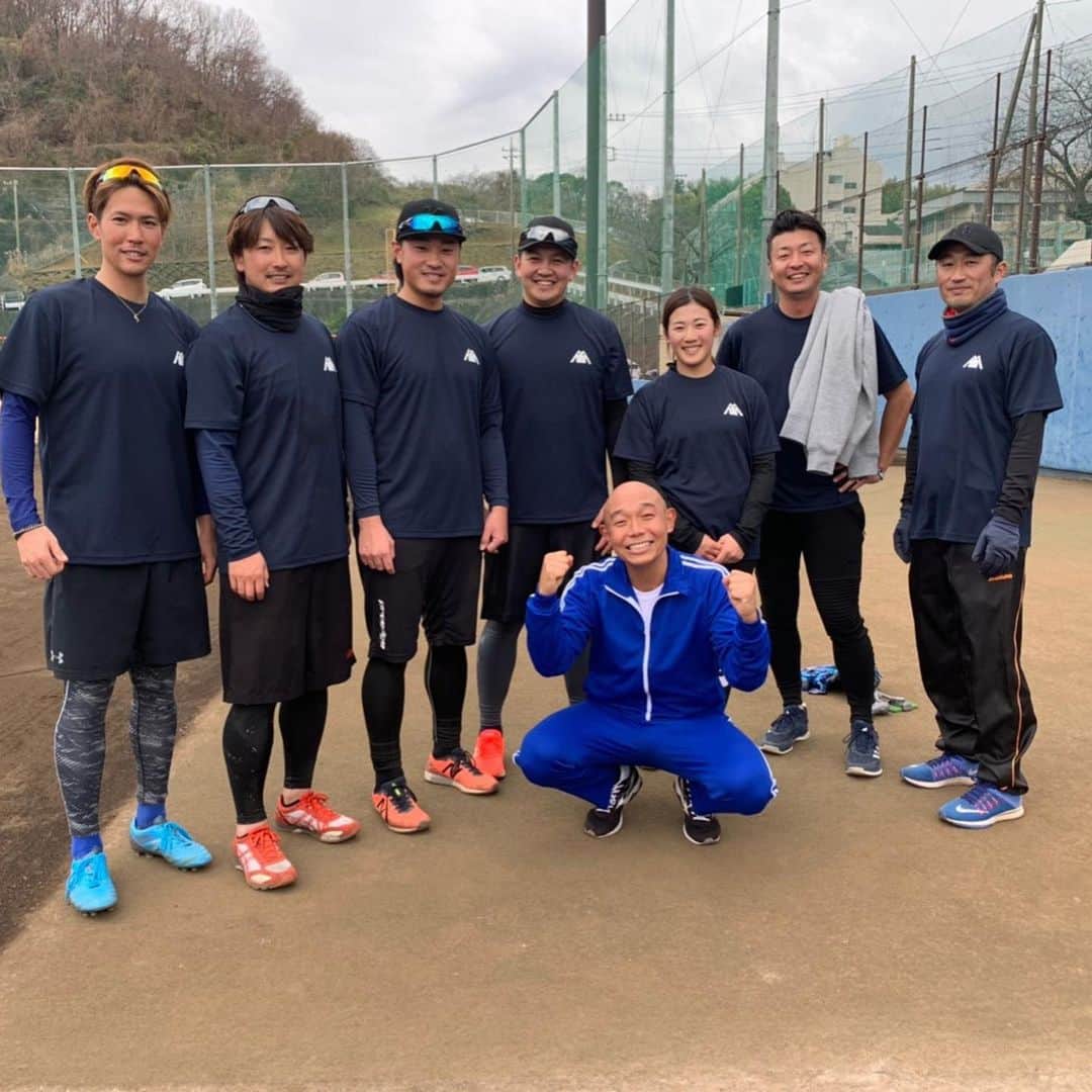 そうすけさんのインスタグラム写真 - (そうすけInstagram)「横浜De NAベイスターズの三嶋投手、山﨑康晃投手、石田投手、古村徹投手、女子プロゴルファー山口すず夏ちゃんの自主トレに参加させてもらいました！  山﨑康晃投手は帝京野球部の後輩。 だが活躍ぶりはもはや後輩とはいえないな… 今年は東京五輪もあるし、より一層活躍を願ってます！ 魅せてくれ帝京魂！  そういや昨日の帝京野球部創部70周年パーティーには、東京ガールズコレクションでモデル業が忙しくて来てなかったな〜(^_^) そして古村徹投手は、愛媛マンダリンパイレーツ時代にチームメイトだった。 昨年は怪我で思うようなピッチングが出来なかったから今年はやってくれるでしょう！！ 魅せてくれ愛媛の伊予魂！  このハゲは独立リーグ以来、体を動かす機会がなかなかないからさすがにバテました。 体のあちこちが痛いよー  #横浜De NAベイスターズ #三嶋一輝 投手 #山﨑康晃 投手 #山崎康晃とも書きます #石田健大 投手 #古村徹 投手 #山口すず夏 ちゃん #女子プロゴルファー #愛媛マンダリンパイレーツ #サブロクそうすけ  #帝京高校野球部 #帝京魂 #伊予魂 #みんなお揃いのTシャツだけどハゲは青ジャージ #自主トレ #筋肉痛 #毎年参加したい」1月12日 17時56分 - sosuke_hagedayo
