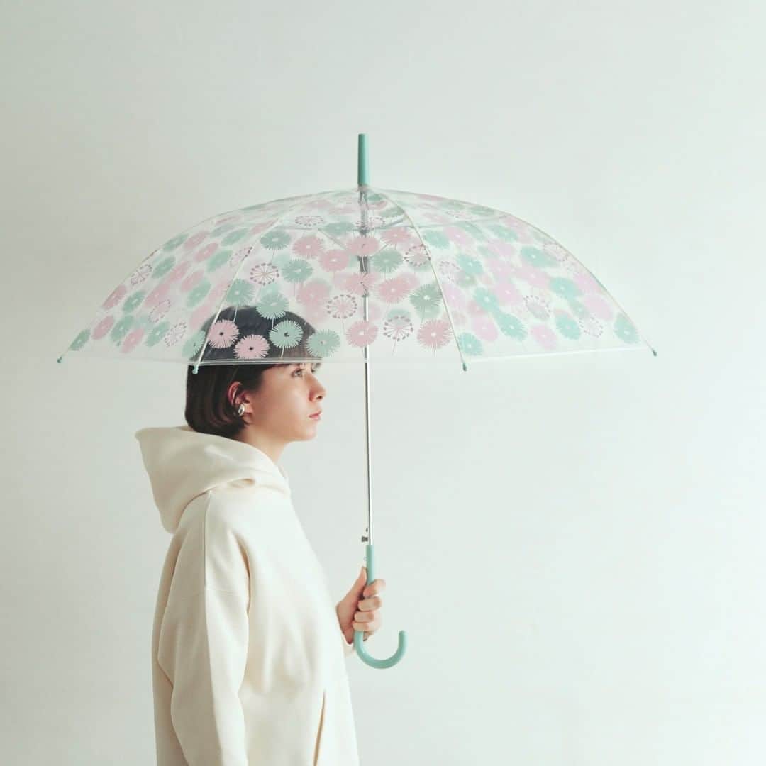 スタディオクリップさんのインスタグラム写真 - (スタディオクリップInstagram)「【雨の日が楽しくなるタンポポ柄の傘が登場！】 毎回人気のstudio CLIPオリジナル傘の新作が完成しました。傘を差すと頭上にパッとタンポポが咲くかわいらしいデザインです。コンビニのビニール傘だと味気ない！という人にぜひオススメ！春の訪れを感じさせるような柔らかい色合いの２色展開です。 . レオーネ　ビニール傘（品番#861036）¥880＋税 . #studioclip#dailycoordinate#ootd#style#fashion#dotstlook#スタディオクリップ#クリップコーデ#傘#ビニール傘#タンポポ#スタジオクリップ#スタジオじゃないよスタディオだよ」1月12日 18時00分 - studioclip