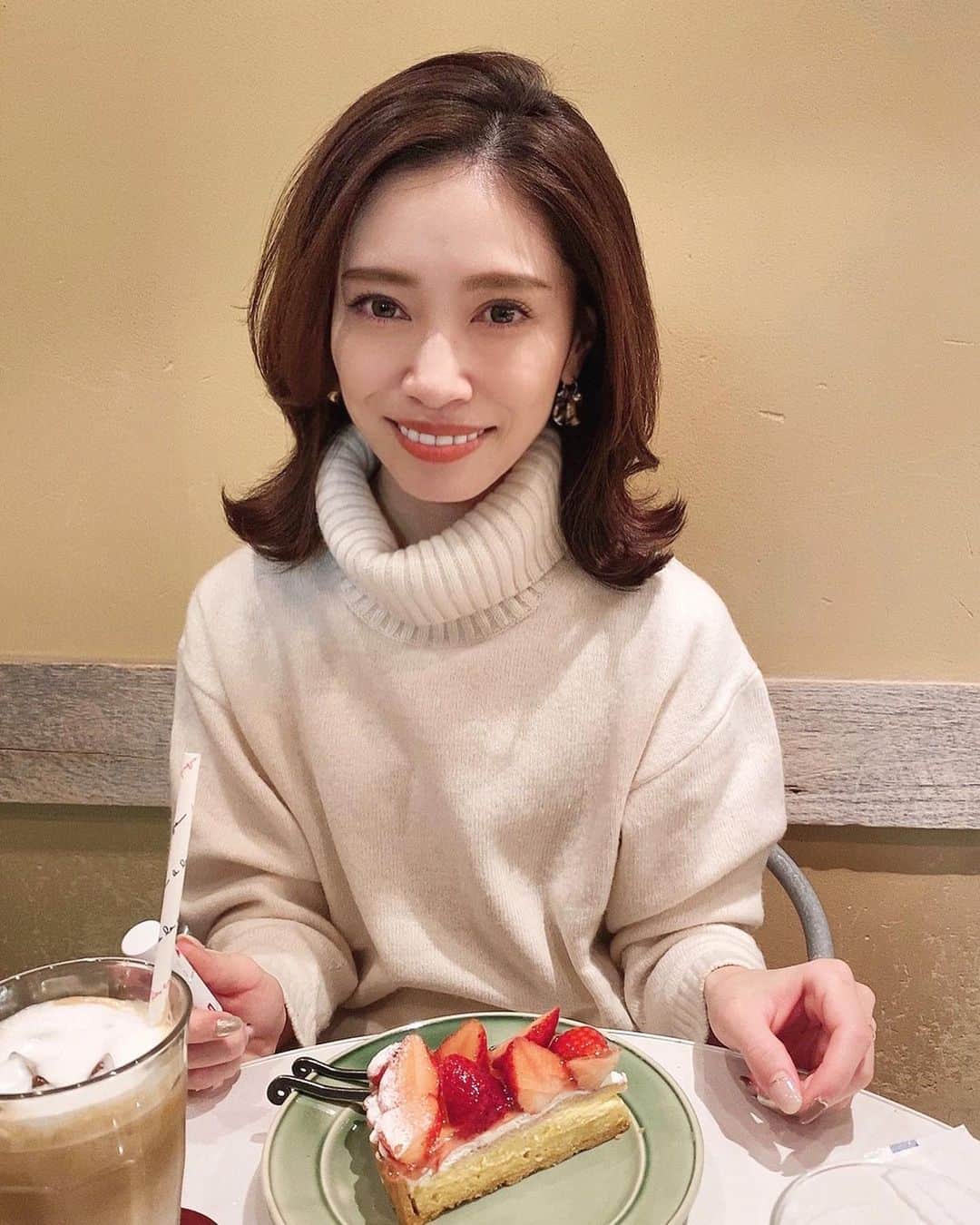 石黒美帆のインスタグラム：「*﻿ 年始風邪でずっと寝てたので﻿ 友達に会えてパワーチャージ出来た1週間でした😆﻿ ﻿ ﻿ メイクは @rimmellondon_jp ×moekoさんのコラボパッケージコスメ💄✨﻿ ﻿ ﻿ ホワイトパッケージのリップはちょっとピンクっぽく見えますが、メルティレッド❤︎付けると明るくコーラルっぽいレッドで、使いやすいです😊﻿ 持っているだけでテンションの上がるコスメ！﻿ ﻿ ﻿ #cosmetics#lip#rimmel#beauty#moeko#VOCEST#VOCEリコメンド#リンメル#美容#コスメレポ #リップ#コスメ」
