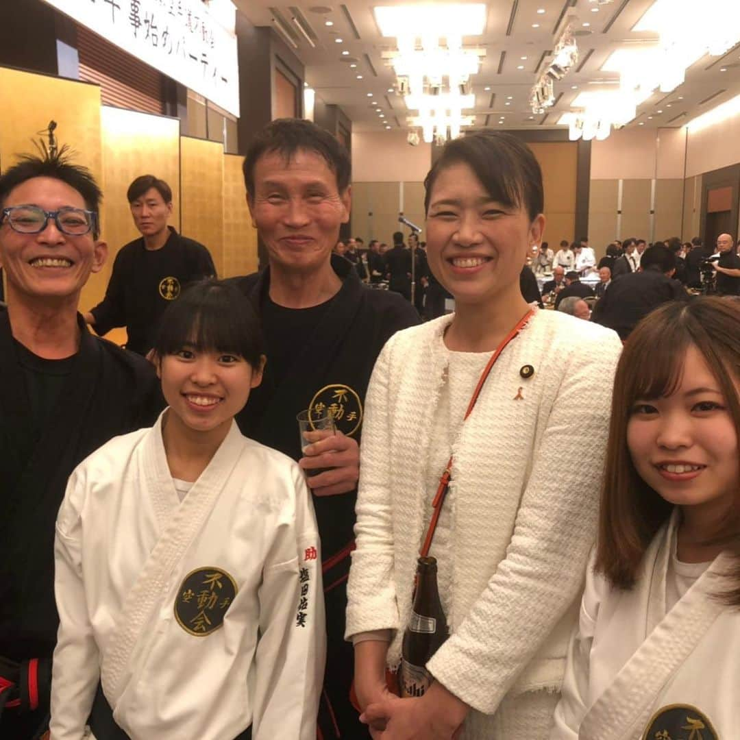 伊藤孝恵さんのインスタグラム写真 - (伊藤孝恵Instagram)「日本空手道不動会の事始めパーティー。礼儀正しく清々しく、だけどとっても親しみやすくてアツい気と、あらゆる愛が溢れる会でした。 宗家から不動会は“柵の無い牧場”でありたい旨のお話がありました。柵かあるから留まっているのではなく、ここが利他の想いに溢れ、互いを大切にする場所だからこそ、ずっとそこに居たいと思う。時に旅をしても、いつでも帰れるから安心して旅をするし、帰った者を皆は温かく迎え入れる。政党も一緒ですね。首がもげる程、うなづきながら聞きました。  #日本空手道不動会 #柵の無い牧場 #帰る場所 #原点回帰　 #心温まる #響く言葉 #空手道 #礼節 #心技体 #Domani #ドマーニ #Domanist #伊藤孝恵」1月12日 18時04分 - itotakae