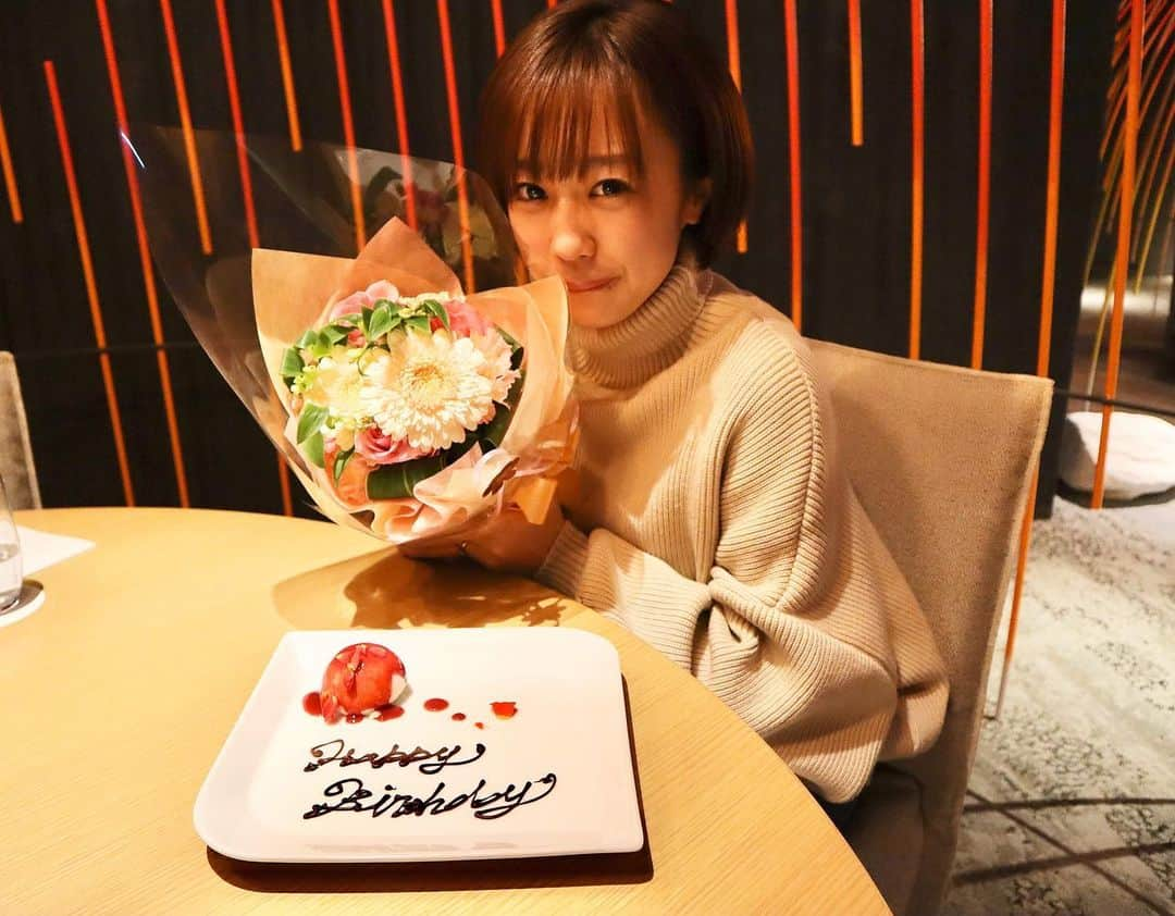 DJ YURiAさんのインスタグラム写真 - (DJ YURiAInstagram)「💐💐💐﻿ ﻿ お誕生日のお祝いもしてもらいました🎂﻿花束まで出てきた🙈❤️ ﻿ ﻿ なんと赤ちゃんはナーサリーで預かってくださり、更には離乳食も食べさせてくれました🥺﻿ ﻿ プロに任せるという素晴らしい経験をさせて貰い、身も心も満たされました🤤💕﻿ ﻿ こんなに心置きなくゆっくりお食事をしたのはいつぶりだろう🤤 1人で温泉も浸かって、、、♨️﻿ ﻿ ﻿ 迎えに行くと娘はすやすや寝ていました😳💤﻿ ﻿ ﻿ 夫に感謝しかない😭✨﻿ ﻿ ﻿ リゾナーレ熱海、最高で感動しかなかった、、、🥺❤星野リゾート凄い。。✨️﻿ ﻿ ﻿ 子連れの癒し旅に本当にお勧めです！﻿🍎ママのご褒美旅🥰またブログに詳しく書きますっ📝 ﻿ ﻿ ﻿ #mybirthday #hoshinoresorts  #バースデーディナー #シャンパンではなく #アップルタイザー #夫に感謝 #リゾナーレ熱海 #星野リゾート #素晴らしかった #子連れ旅行 #赤ちゃん連れ旅行  #温泉旅行 #お誕生日旅行 #サプライズ旅行 #花束」1月12日 18時04分 - djyuria