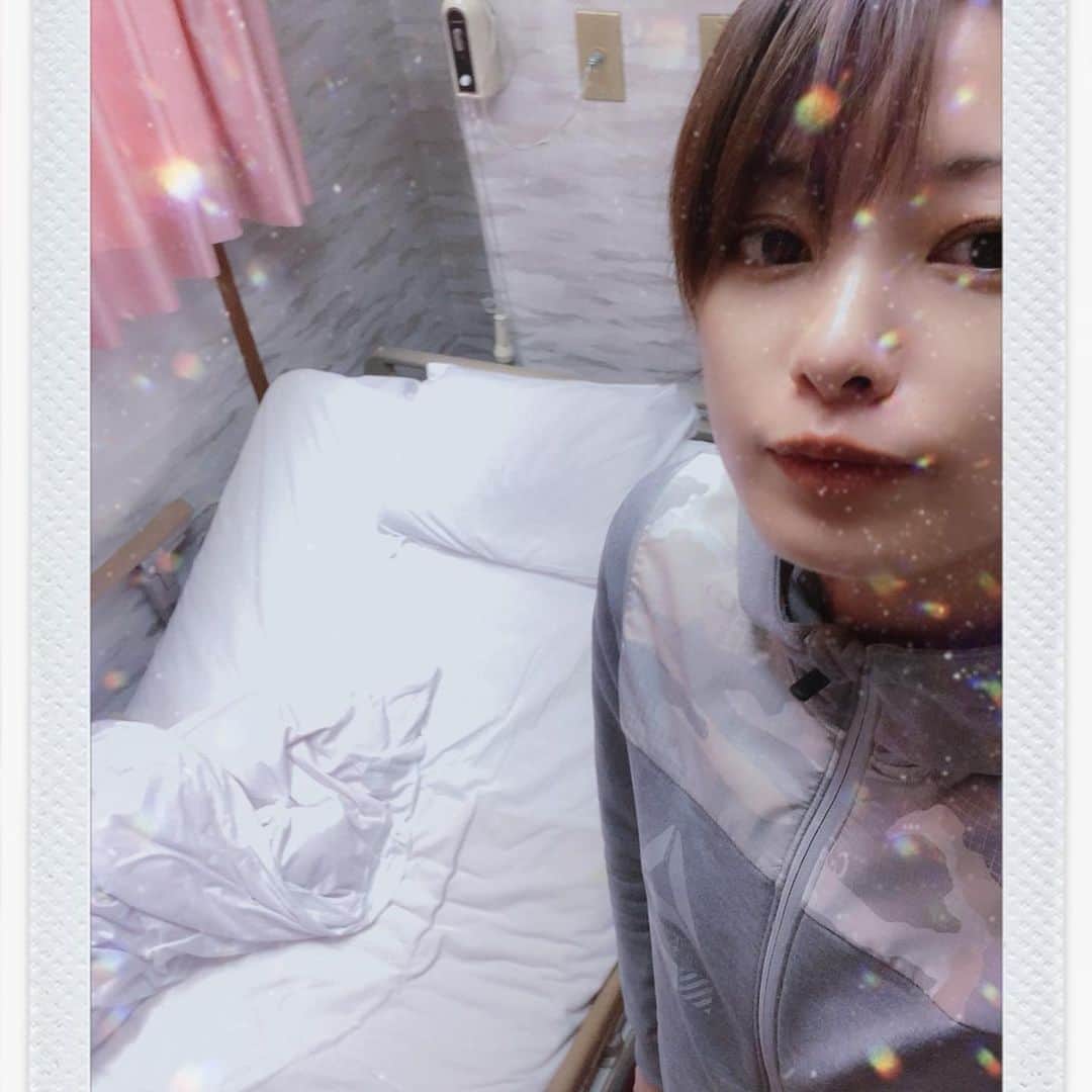 彩海のインスタグラム：「. . 見苦しいすっぴんなので フィルターですいませんw DM100件以上ありがとうございました。 ちゃんとお伝えしたいので詳細。 . 今回も口腔、食道、胃、大腸 内視鏡検査/手術受けてきました。 . . どうも自分自身の仕事キャパが バグってるようで受けてしまいがち。 抱えなければ！私がやらないで誰がやる！ と極限まで自分を追い込みがちで。 (大したニンゲンでもないのに . . 帰国後から突っ走ってきた4年間半で メンタルより身体が悲鳴あげました。 . 2019年7月逆流性食道炎からはじまり 検査すればするほど出てくる私の不具合w . 食道にポリープがあって切除手術しました。 . 今回は十二指腸潰瘍にもなっていて 10月に胃カメラしてるので、 ここ2.3ヶ月でできたっぽいです。 (まじで自覚症状なし . 名医も唸る胃の状態での十二指腸潰瘍で まぁ、ストレスしかないか。と自分では分かっています。 . 突っ走る事が好きで 忙しくタスクが多く課題が大きいほど燃えるタイプは厄介。 . 3事業部かかえたり とにかくキャパオーバーだったんでしょう。 マネージメントしてるくせに自分のこと全然わかってなくて へこんだし、反省しました。 . . 身体壊さなきゃ体勢見直せないなんて みっともない。 . . ただ、自分を労ってあげられるのは自分しかいないんだって 痛感も。 看護婦さんや主治医先生ありがとうございました。 すごいお仕事ですよ、ほんと。 . . いろんな事が重なってシンドイけど 少しずつこなしていこうと思います。 . . 大丈夫！ 喉に違和感あるけど、めちゃくちゃ元気です！ (禁酒して安静にしてます) . . 皆さんも、ちゃんと検査してくださいね！ 早期発見早期治療！ たまにはご自身の身体労ってくださいね！ . . . . #入院 #十二指腸潰瘍#ポリープ#内視鏡#内視鏡手術 #内視鏡検査#手術#入院生活 #入院中 #逆流性食道炎」
