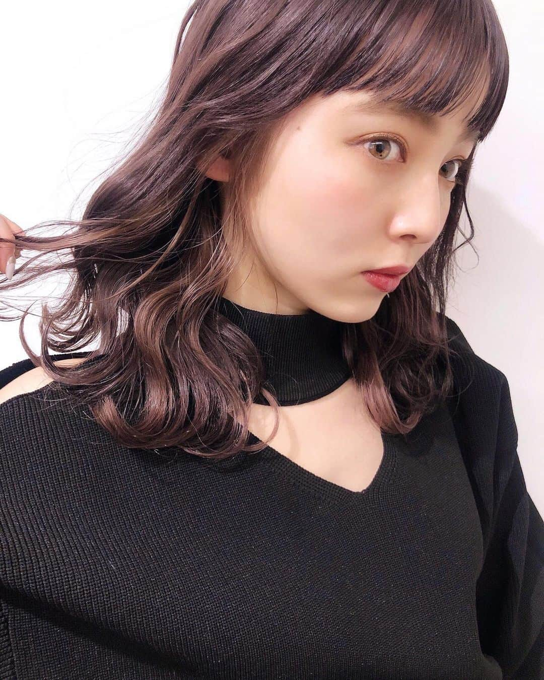 高橋野乃子さんのインスタグラム写真 - (高橋野乃子Instagram)「． 今日✂︎ ずっとしてみたかったインナーカラー ギャップが出ないように ナチュラルにしてもらいました💇🏼‍♀️ ありがとうございます♡ ． メイクを今日は薄くしてみました🤦🏼‍♀️笑 #インナーカラー  #カシスカラー  #ピンクベージュ  #ミルクティーベージュ  #ラベンダーグレージュ  #前髪」1月12日 18時08分 - _nonstyle_